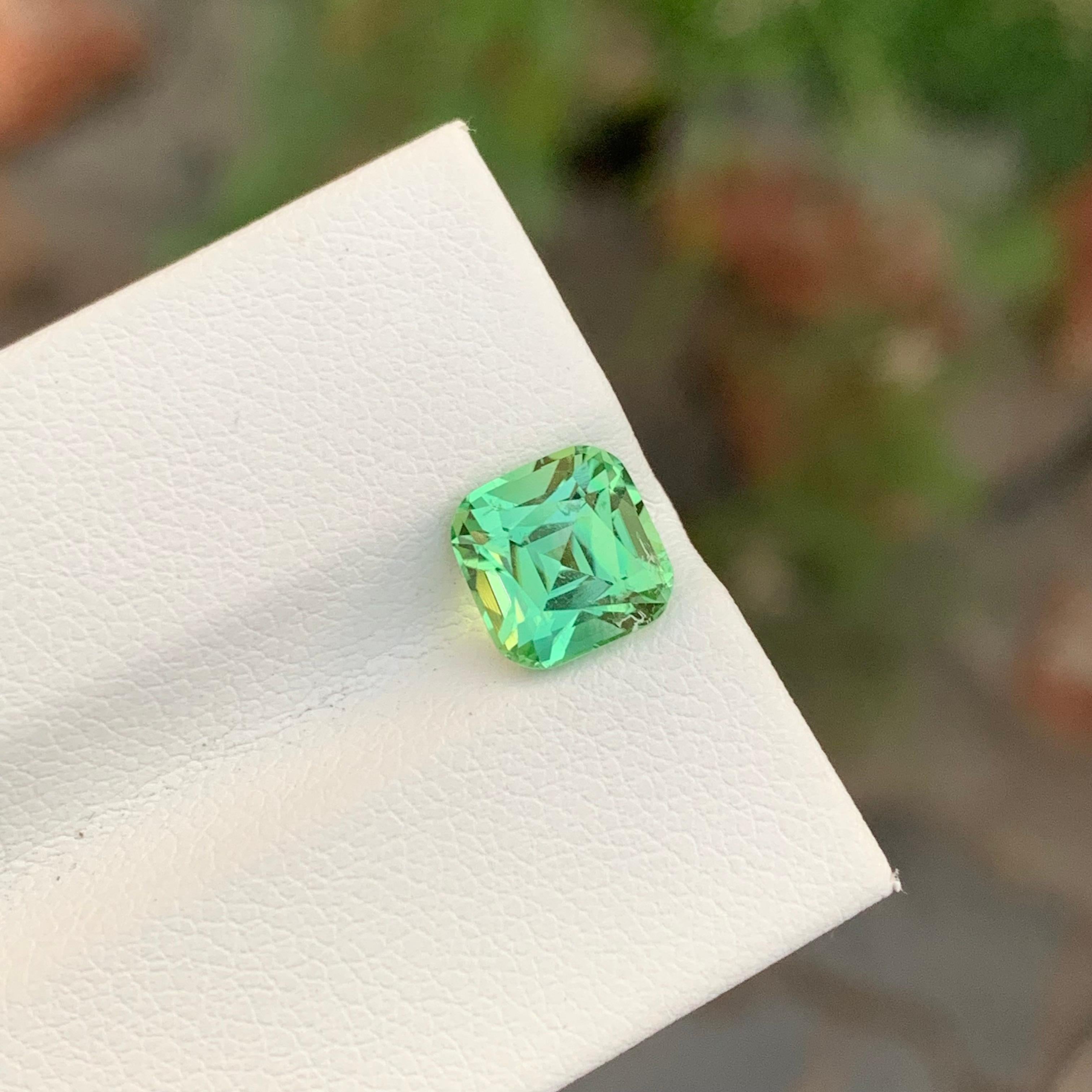 Tourmaline naturelle verte claire non sertie de 2,35 carats, pierre précieuse de forme carrée parfaite Neuf - En vente à Peshawar, PK