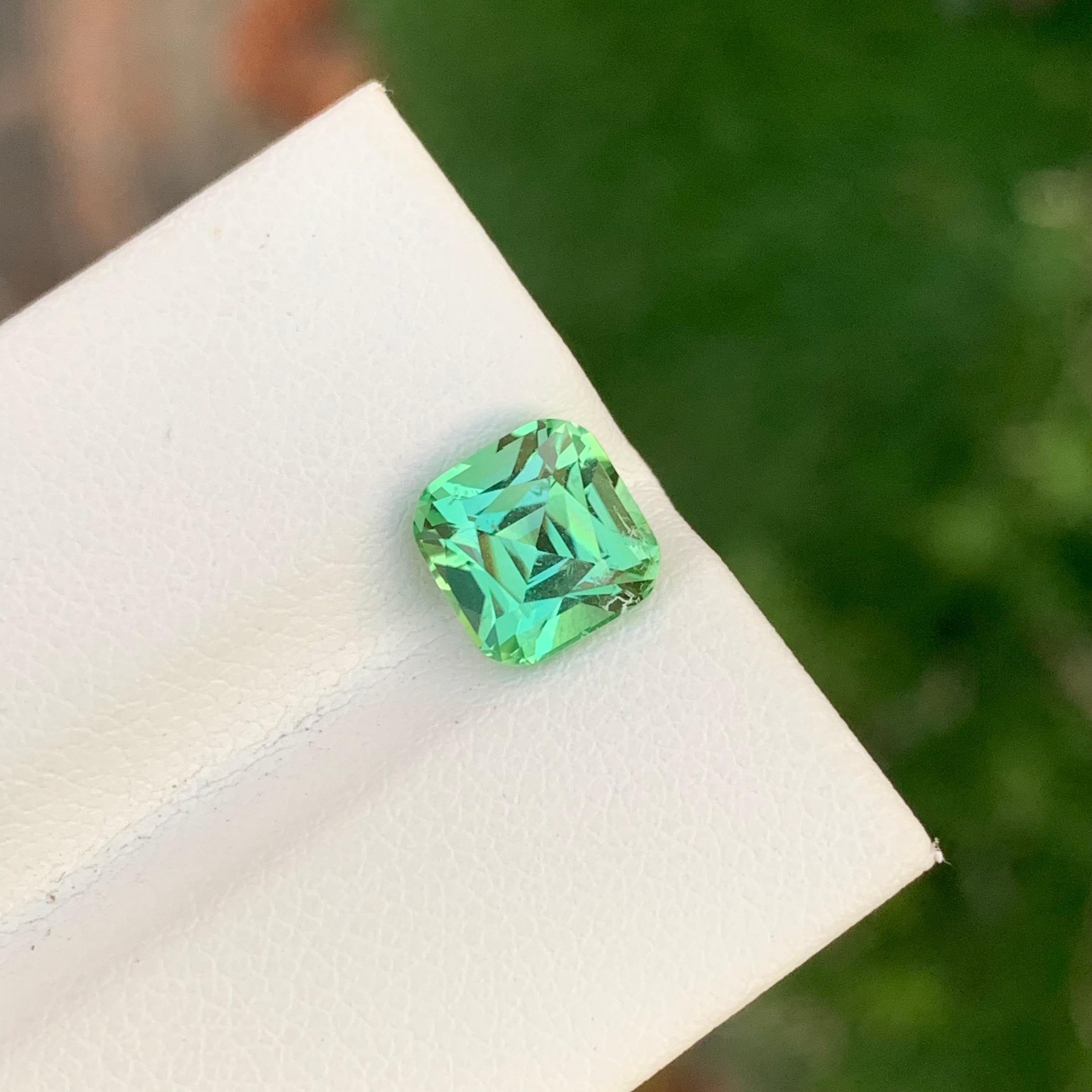 Tourmaline naturelle verte claire non sertie de 2,35 carats, pierre précieuse de forme carrée parfaite Unisexe en vente