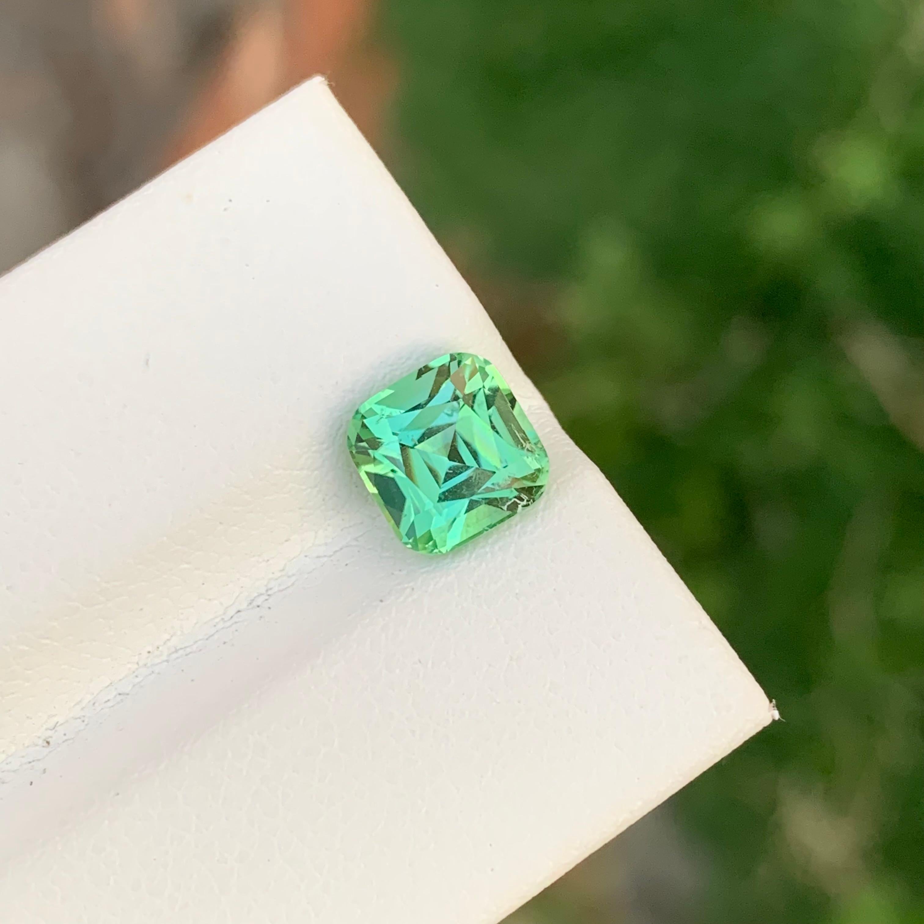 Tourmaline naturelle verte claire non sertie de 2,35 carats, pierre précieuse de forme carrée parfaite en vente 1