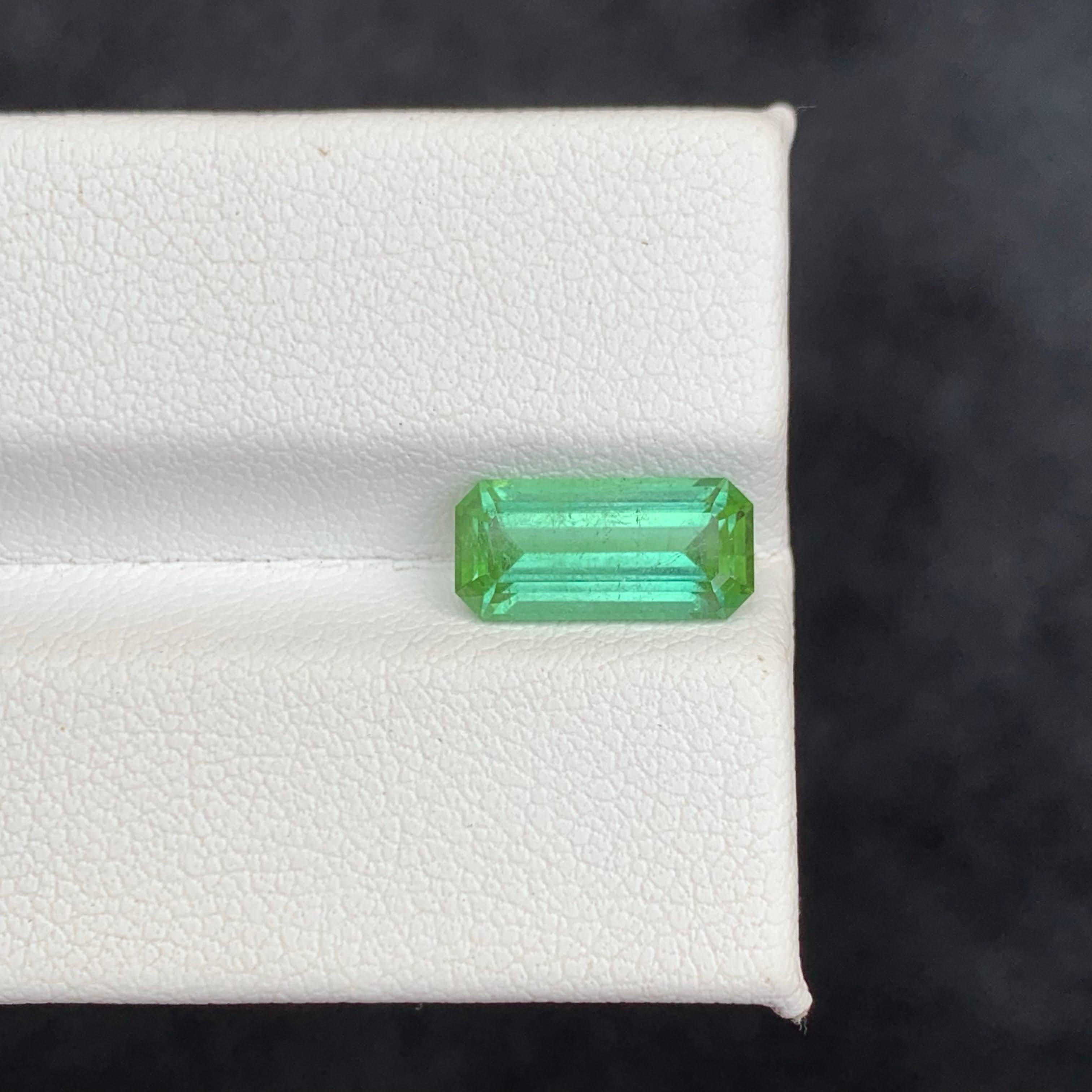 Moderne 2.35 Carat Natural Loose Mint Green Tourmaline Emerald Cut Afghan Gemstone (pierre précieuse afghane) en vente