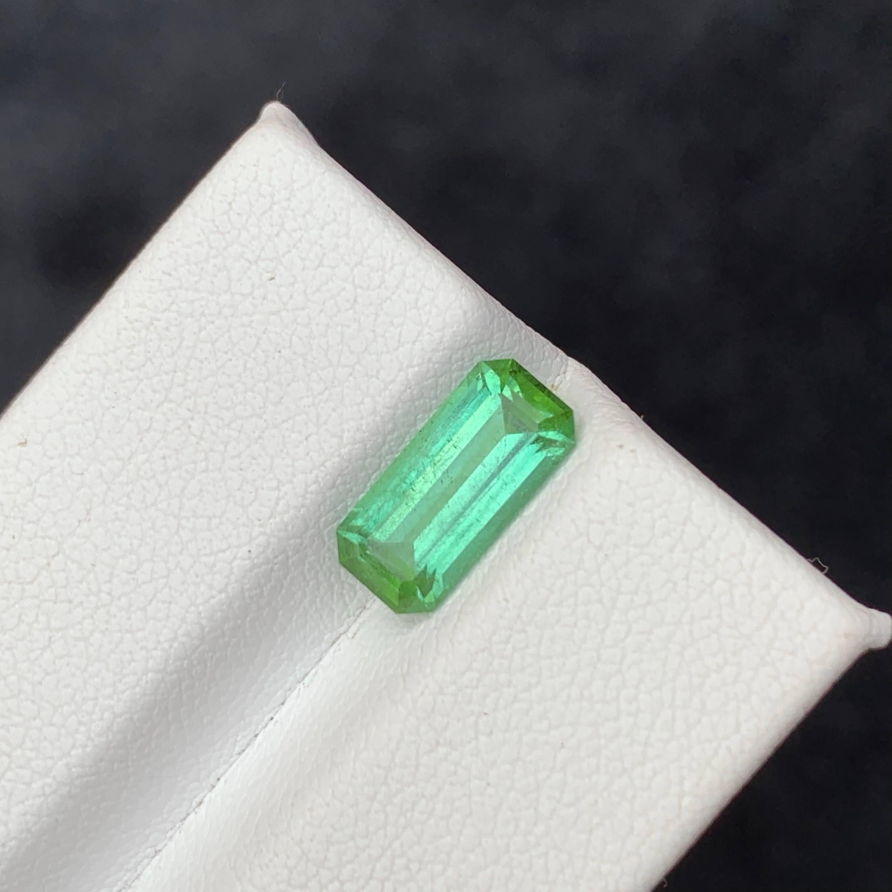 Taille émeraude 2.35 Carat Natural Loose Mint Green Tourmaline Emerald Cut Afghan Gemstone (pierre précieuse afghane) en vente