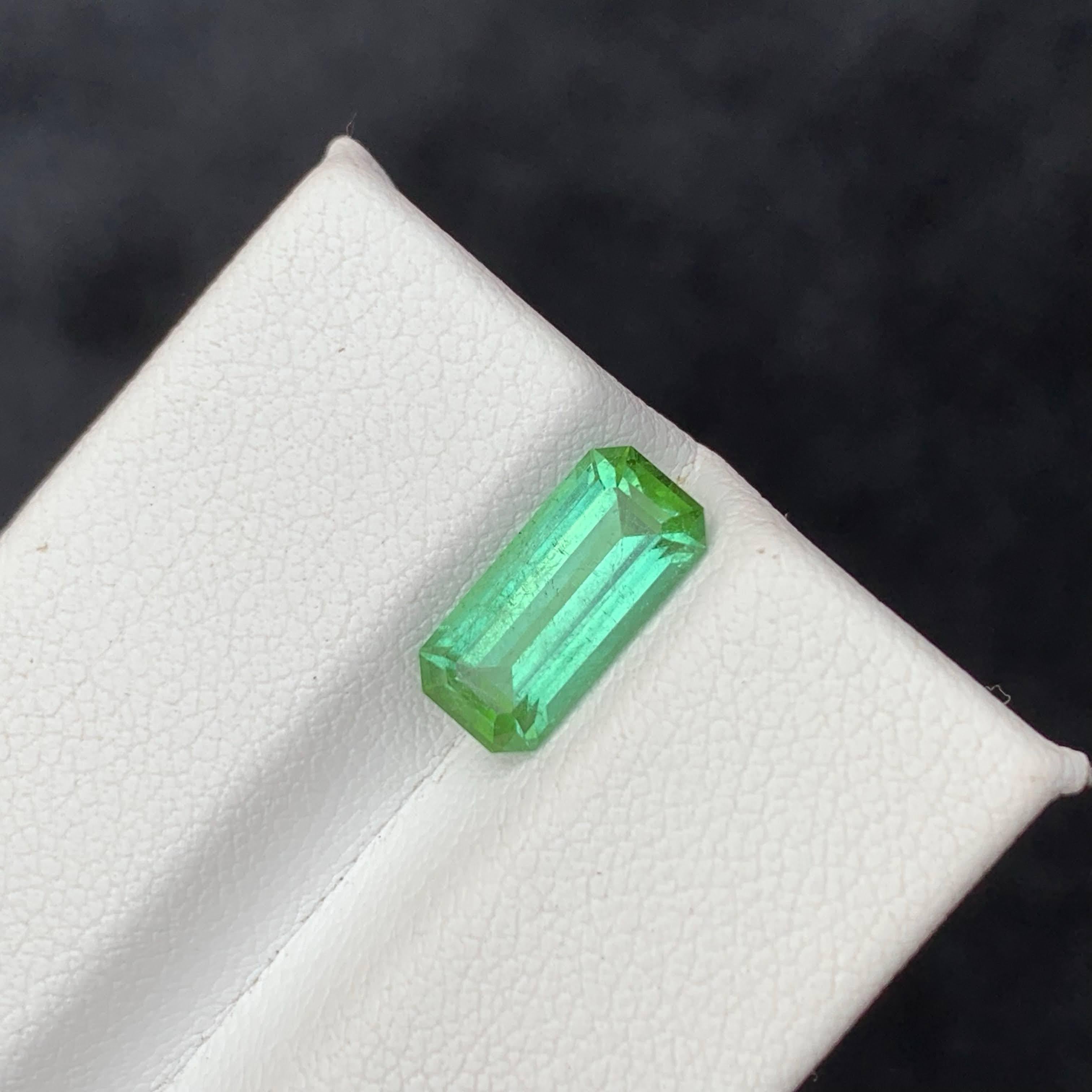 2.35 Carat Natural Loose Mint Green Tourmaline Emerald Cut Afghan Gemstone (pierre précieuse afghane) Neuf - En vente à Bangkok, TH