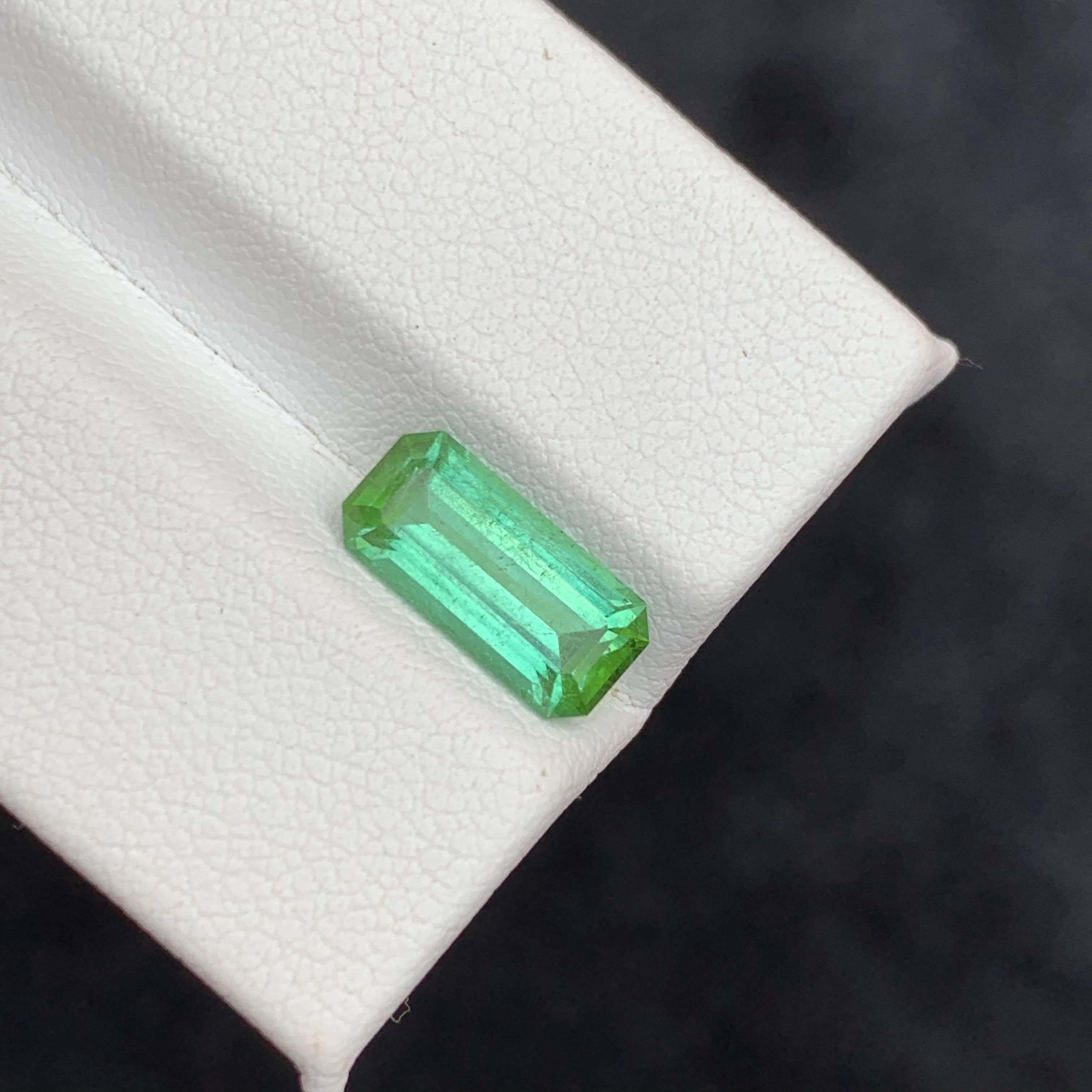 2.35 Carat Natural Loose Mint Green Tourmaline Emerald Cut Afghan Gemstone (pierre précieuse afghane) Unisexe en vente