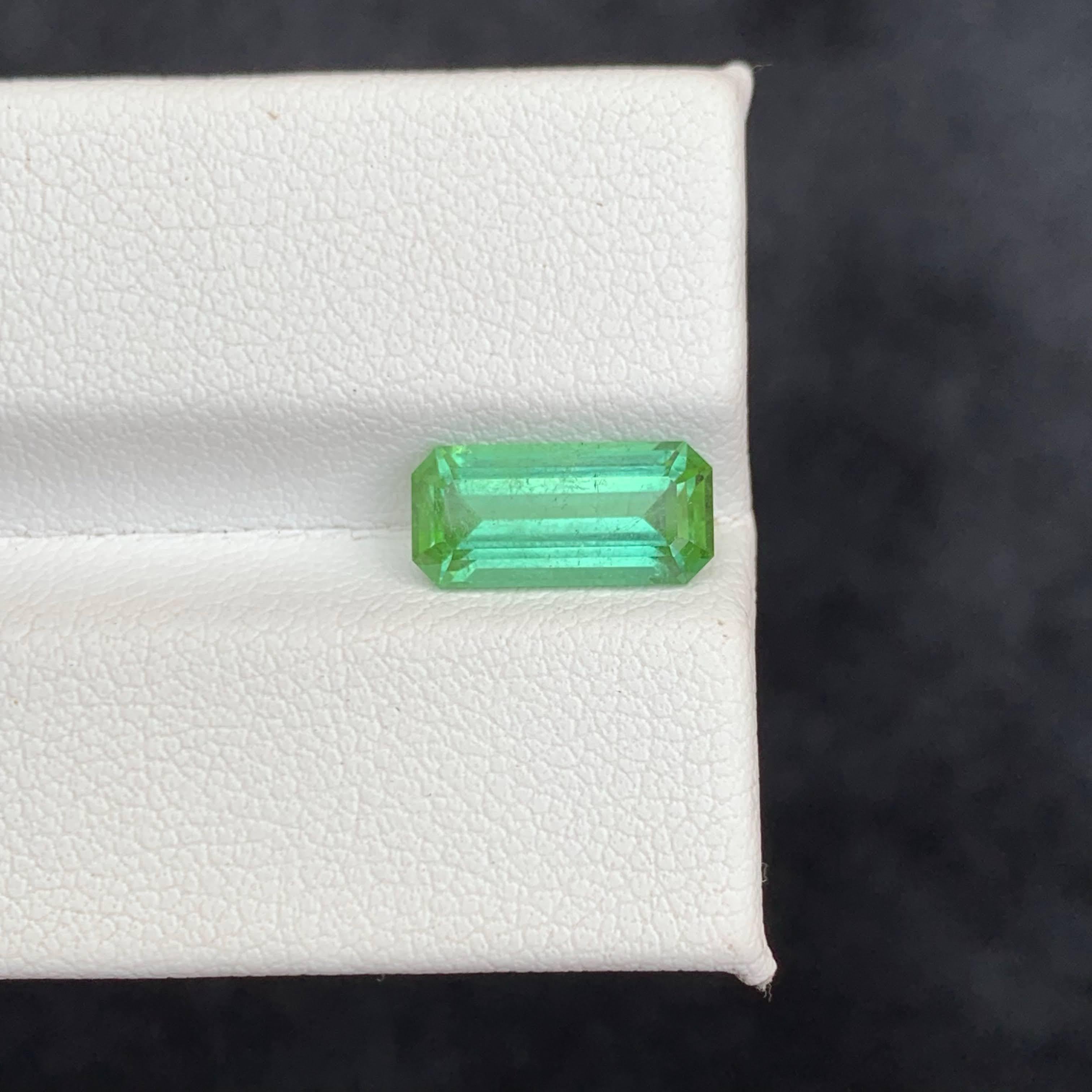 2.35 Carat Natural Loose Mint Green Tourmaline Emerald Cut Afghan Gemstone (pierre précieuse afghane) en vente 1