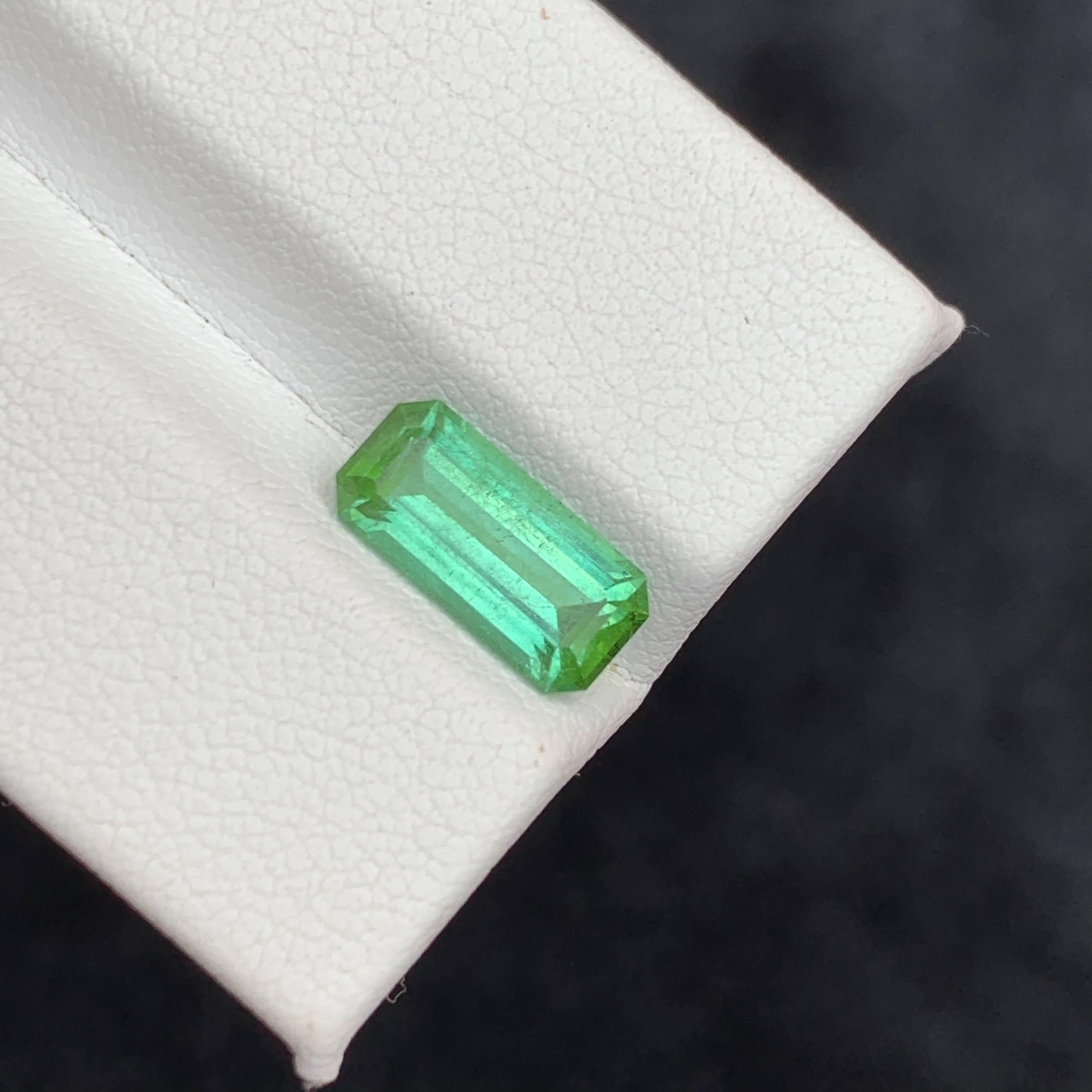 2.35 Carat Natural Loose Mint Green Tourmaline Emerald Cut Afghan Gemstone (pierre précieuse afghane) en vente 2