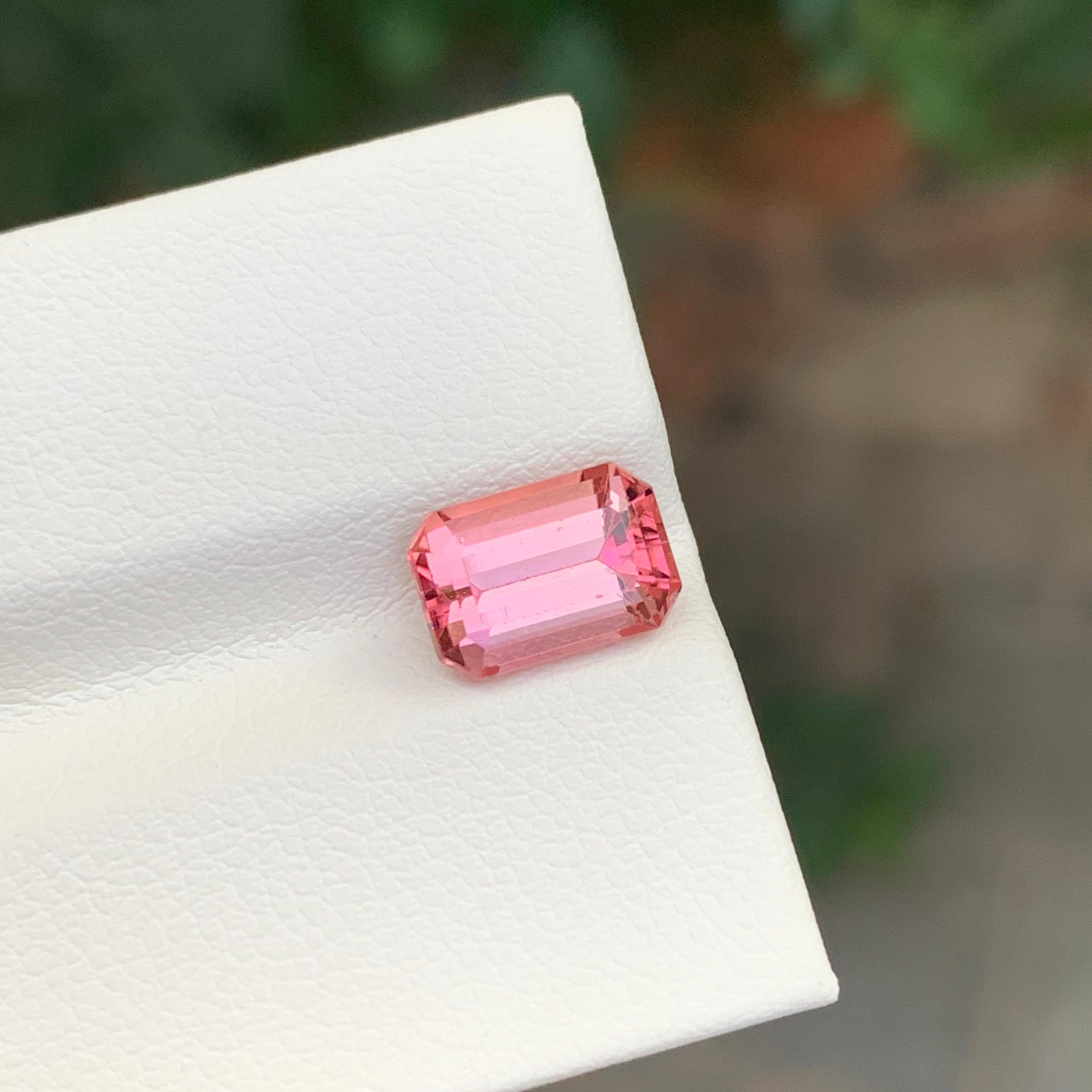 Taglio smeraldo Anello con tormalina rosa naturale sciolta da 2,35 carati in vendita