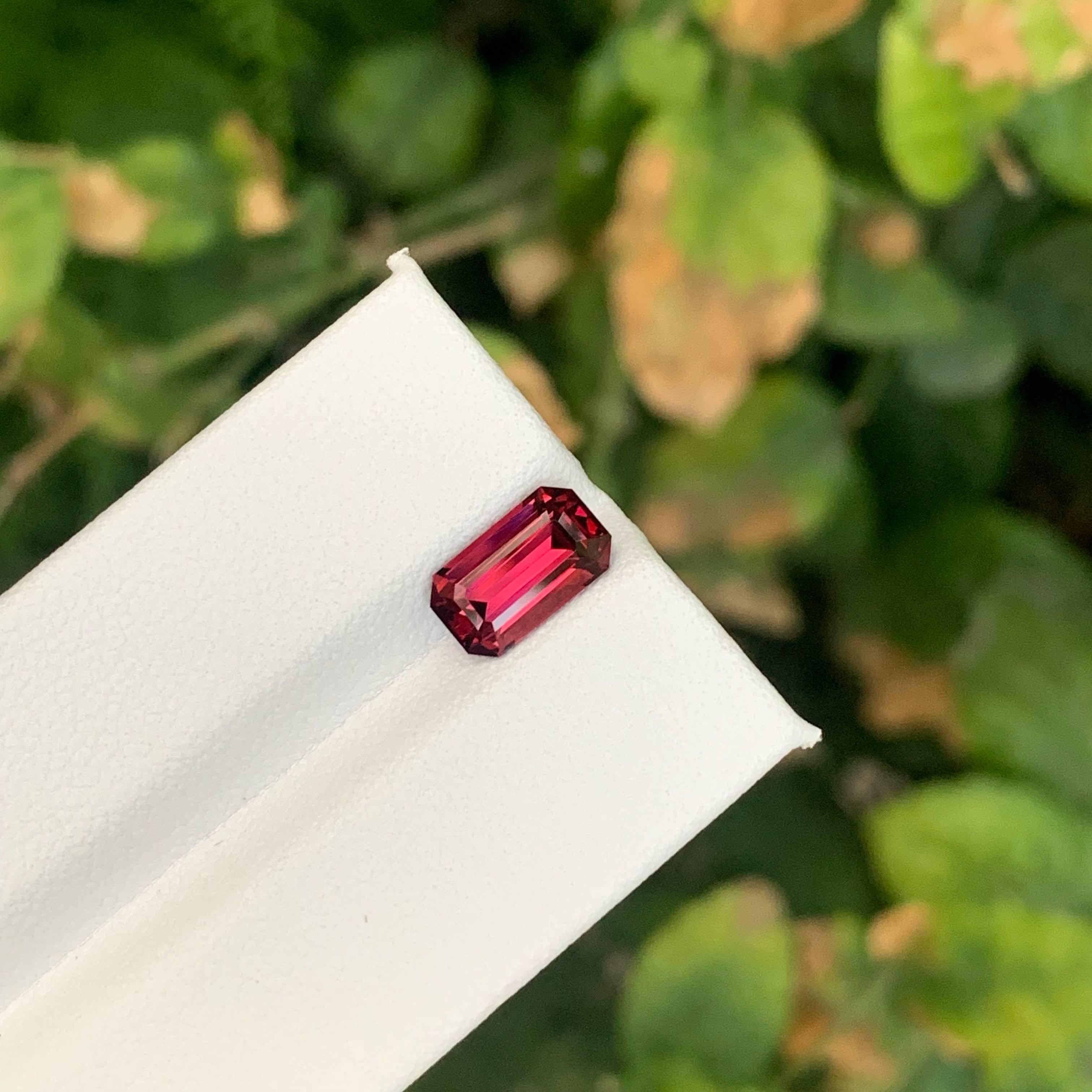 Granate rojo suelto natural de 2.35 quilates Piedra preciosa de Tanzania talla esmeralda en venta 4