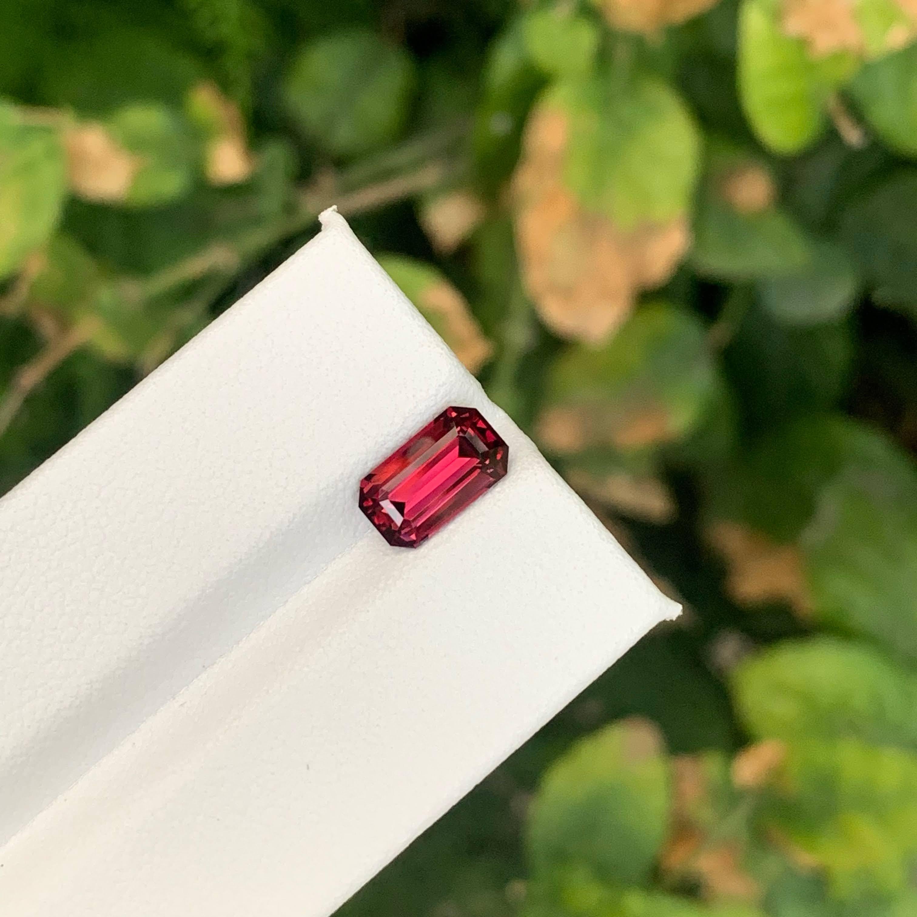 Granate rojo suelto natural de 2.35 quilates Piedra preciosa de Tanzania talla esmeralda en venta 5