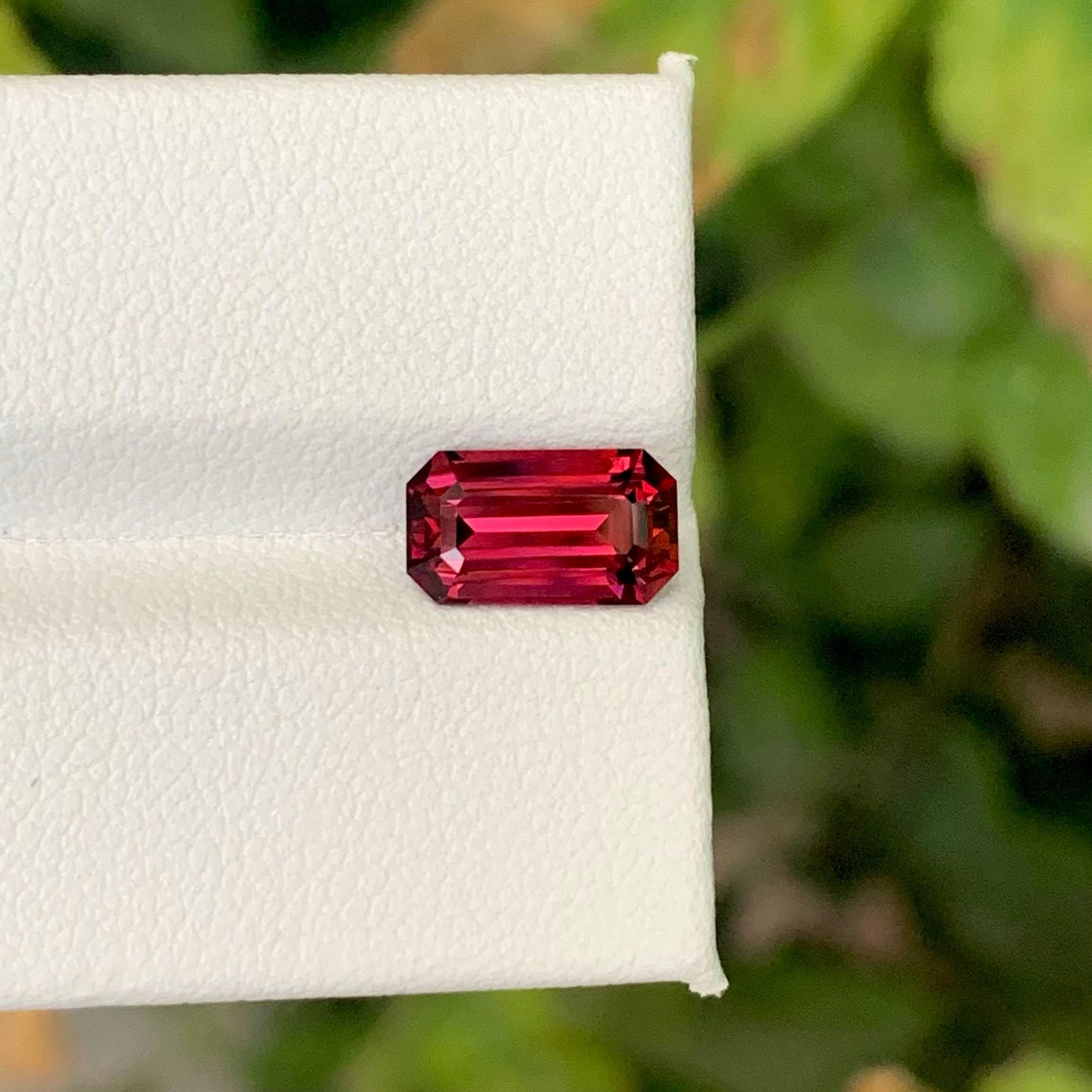 Peso 2,35 quilates 
Dimensiones 9,3x5,1x3,8 mm
Tratamiento Ninguno
Origen Tanzania 
Claridad VVS 
Forma Corte Esmeralda 




Este granate rojo natural de Tanzania de 2,35 quilates es una gema sorprendente que irradia elegancia atemporal y ardiente