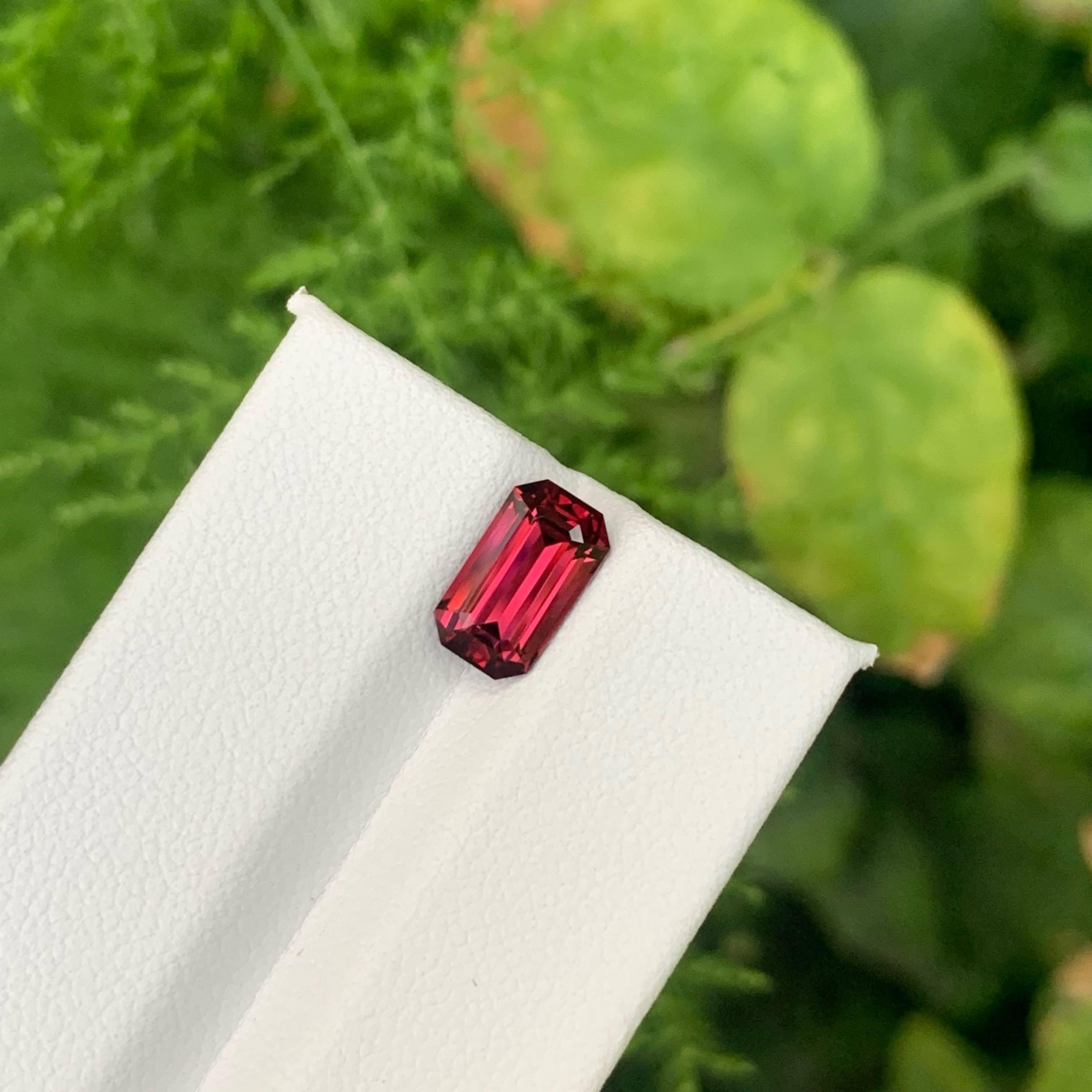 Granate rojo suelto natural de 2.35 quilates Piedra preciosa de Tanzania talla esmeralda Moderno en venta