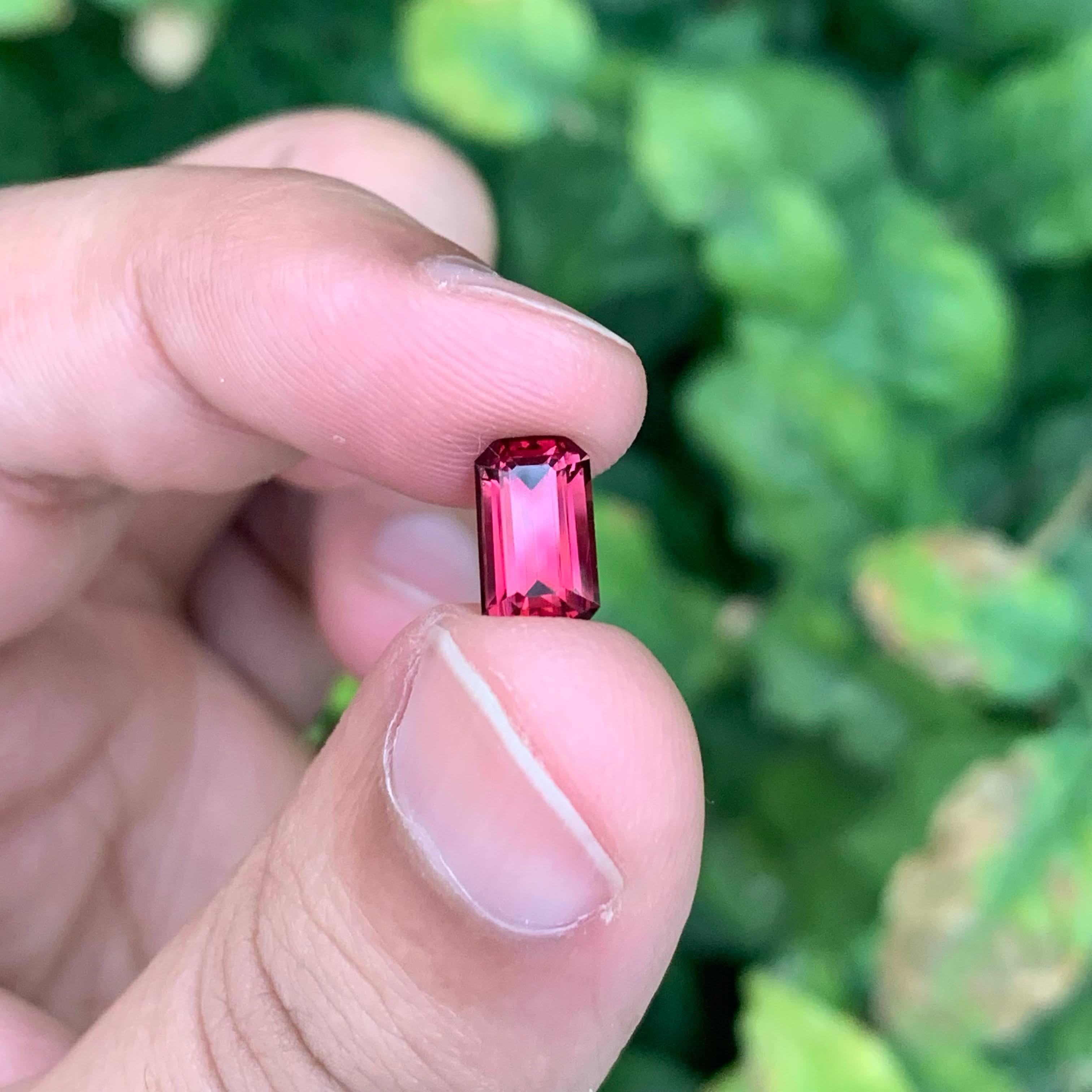 Granate rojo suelto natural de 2.35 quilates Piedra preciosa de Tanzania talla esmeralda Corte esmeralda en venta