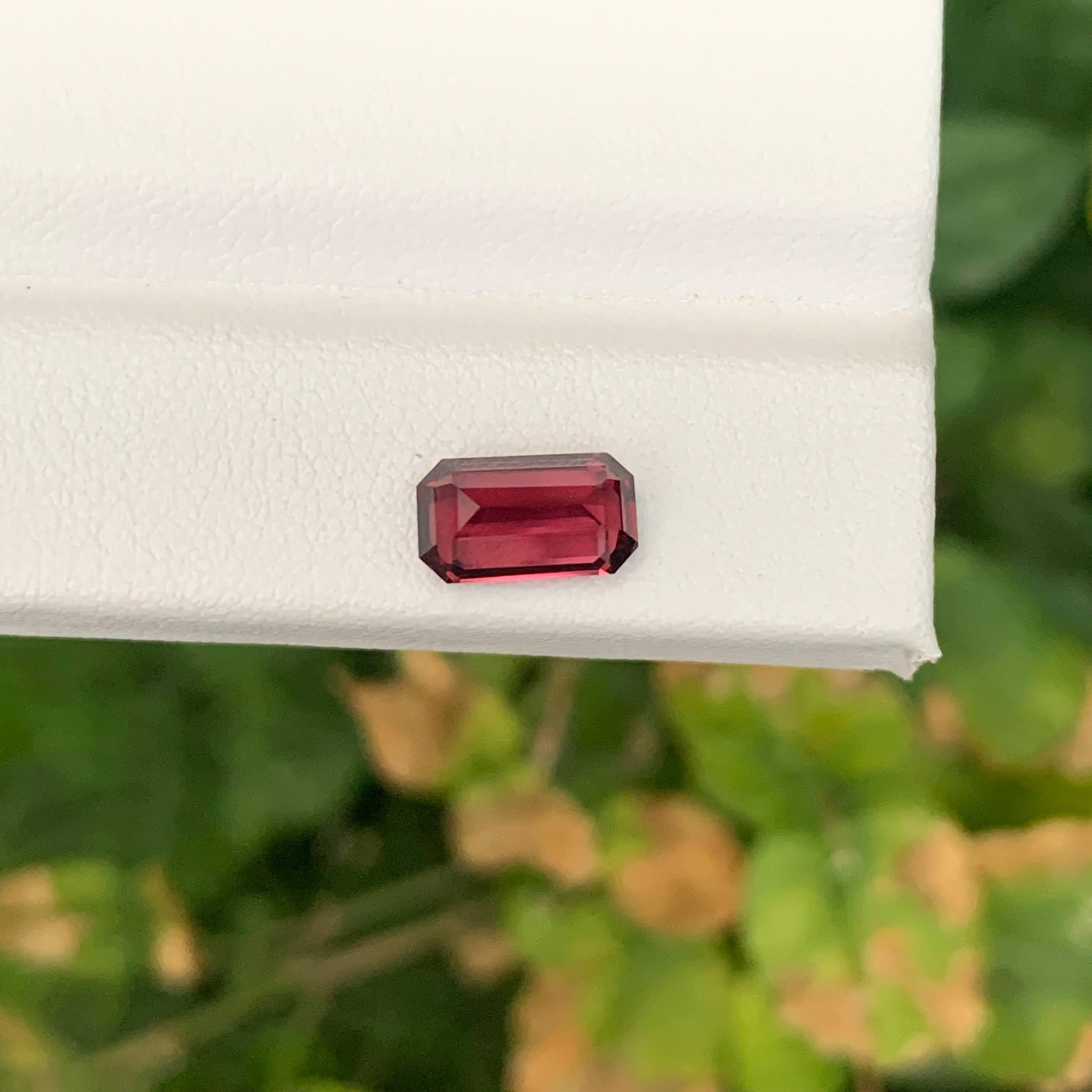 Granate rojo suelto natural de 2.35 quilates Piedra preciosa de Tanzania talla esmeralda en Nuevo estado para la venta en Bangkok, TH