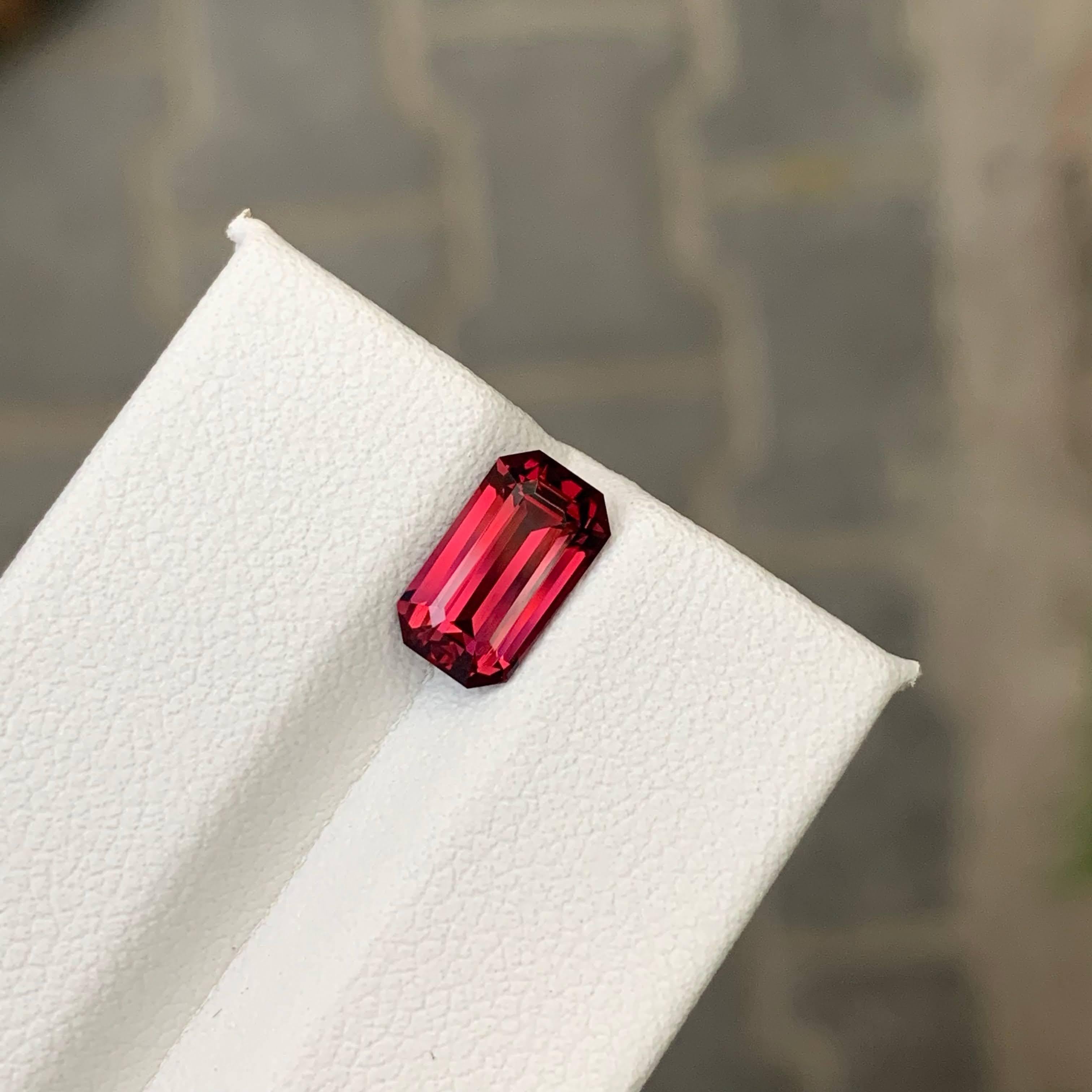 Femenino o masculino Granate rojo suelto natural de 2.35 quilates Piedra preciosa de Tanzania talla esmeralda en venta