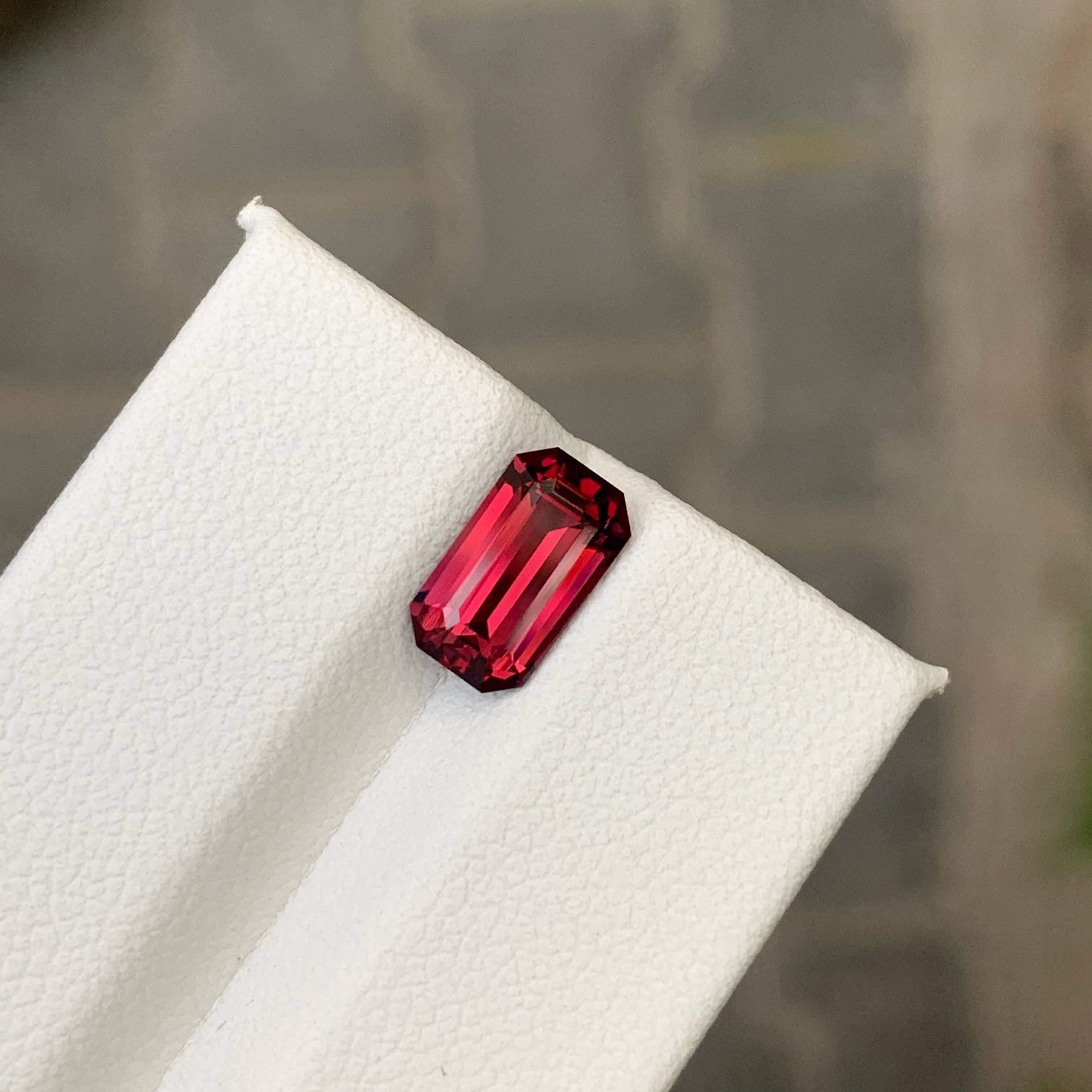 Granate rojo suelto natural de 2.35 quilates Piedra preciosa de Tanzania talla esmeralda en venta 1