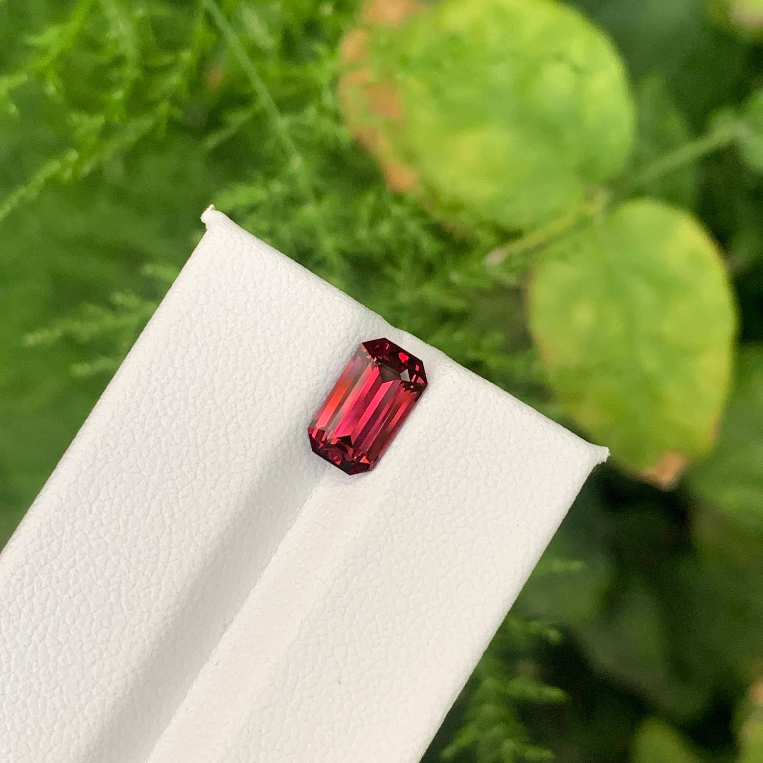 Granate rojo suelto natural de 2.35 quilates Piedra preciosa de Tanzania talla esmeralda en venta 2