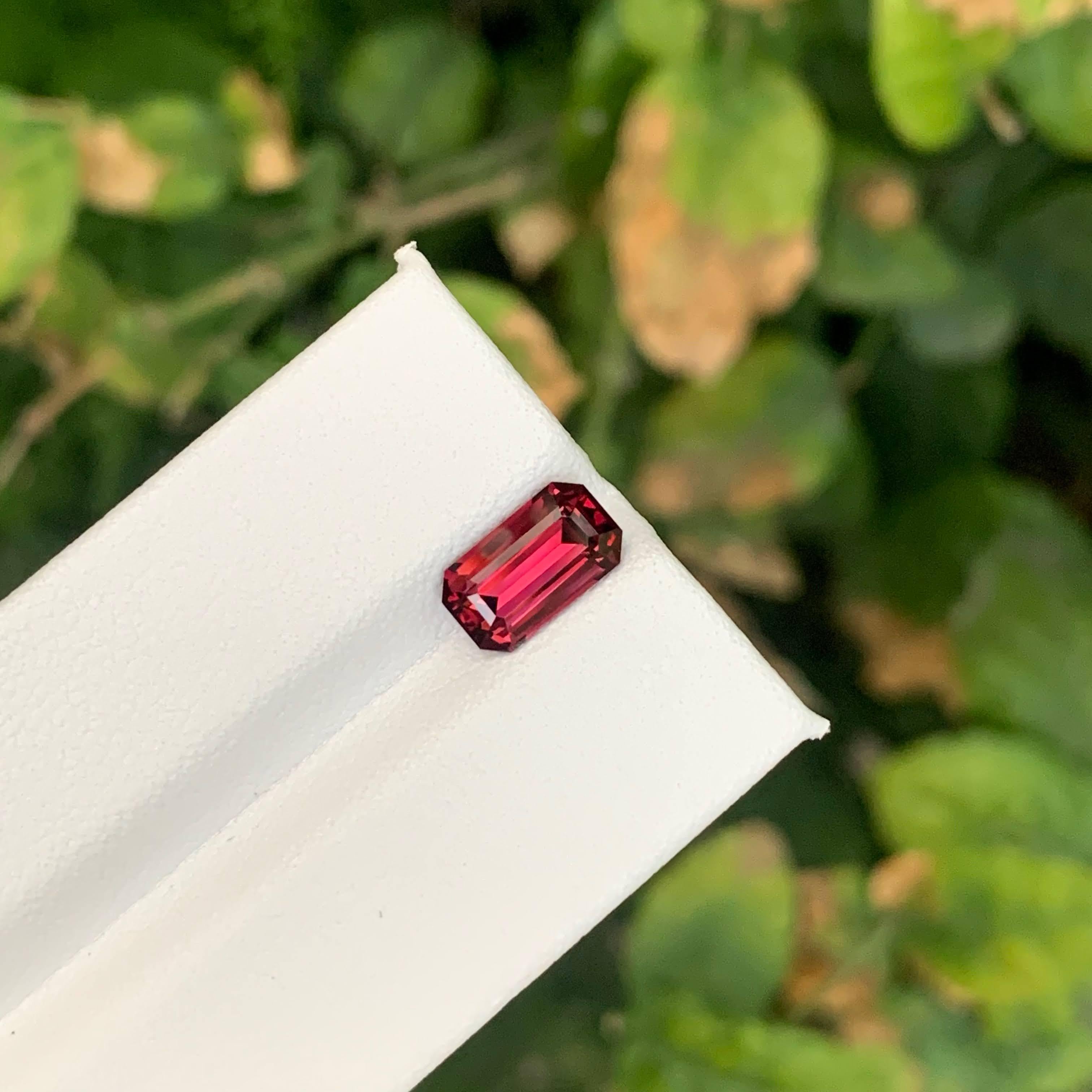 Granate rojo suelto natural de 2.35 quilates Piedra preciosa de Tanzania talla esmeralda en venta 3