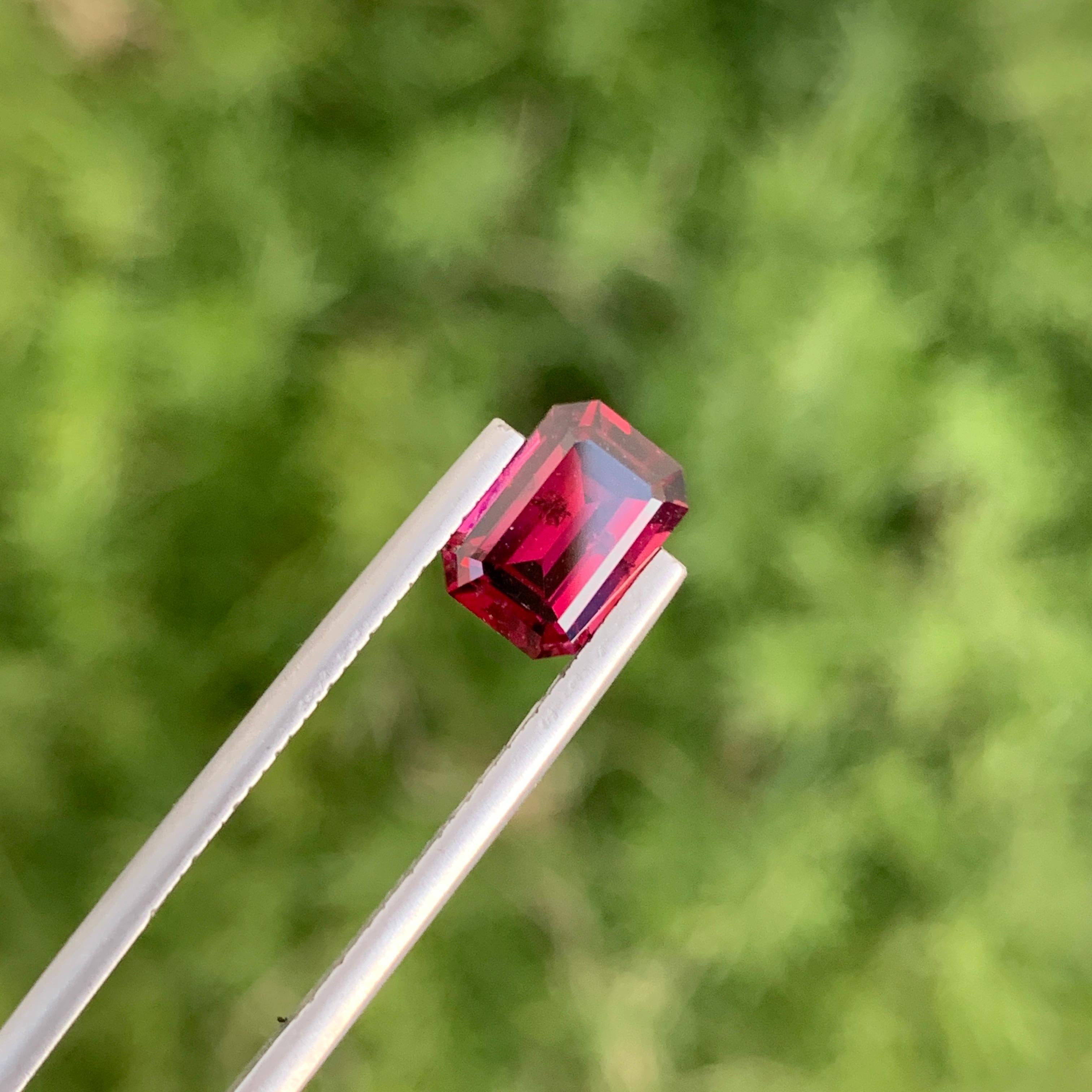 2.35 Carat Natural Loose Rhodolite Garnet Emerald Shape Gem For Jewellery Making In New Condition For Sale In Peshawar, PK