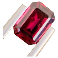 Pierre précieuse rhodolite naturelle non sertie de 2,35 carats en forme d'émeraude pour la fabrication de bijoux