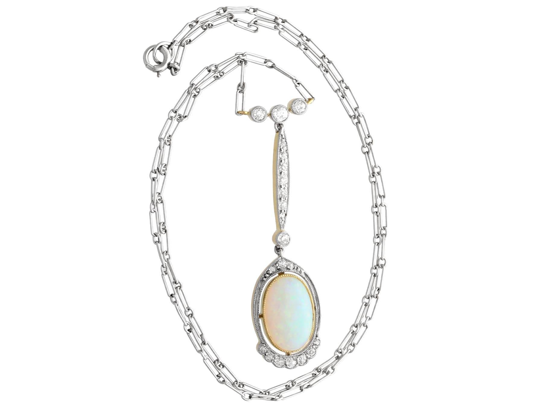 Taille cabochon Pendentif en or jaune 18 carats, opale de 2,35 carats et diamants de 0,60 carat, c. 1920 en vente