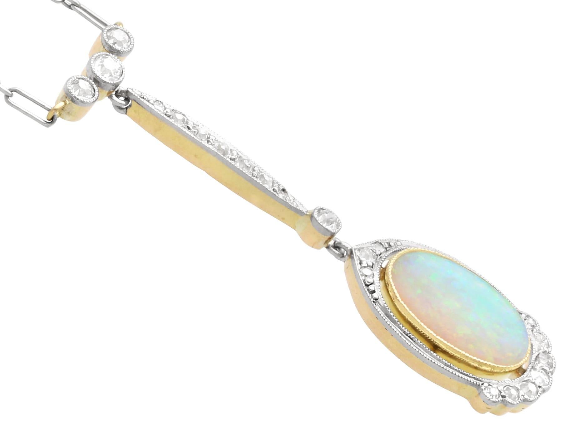 Pendentif en or jaune 18 carats, opale de 2,35 carats et diamants de 0,60 carat, c. 1920 Excellent état - En vente à Jesmond, Newcastle Upon Tyne