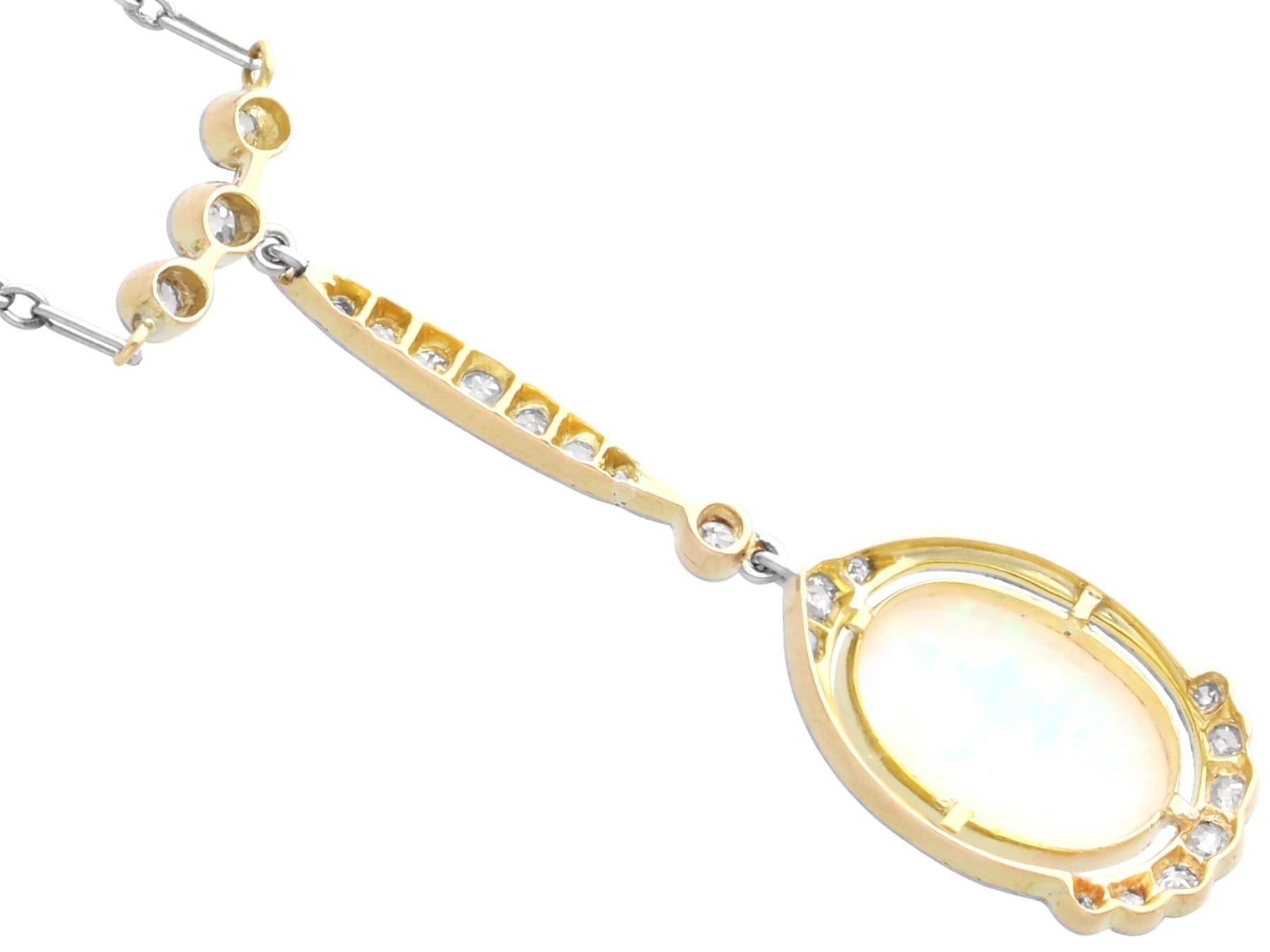 Pendentif en or jaune 18 carats, opale de 2,35 carats et diamants de 0,60 carat, c. 1920 Unisexe en vente