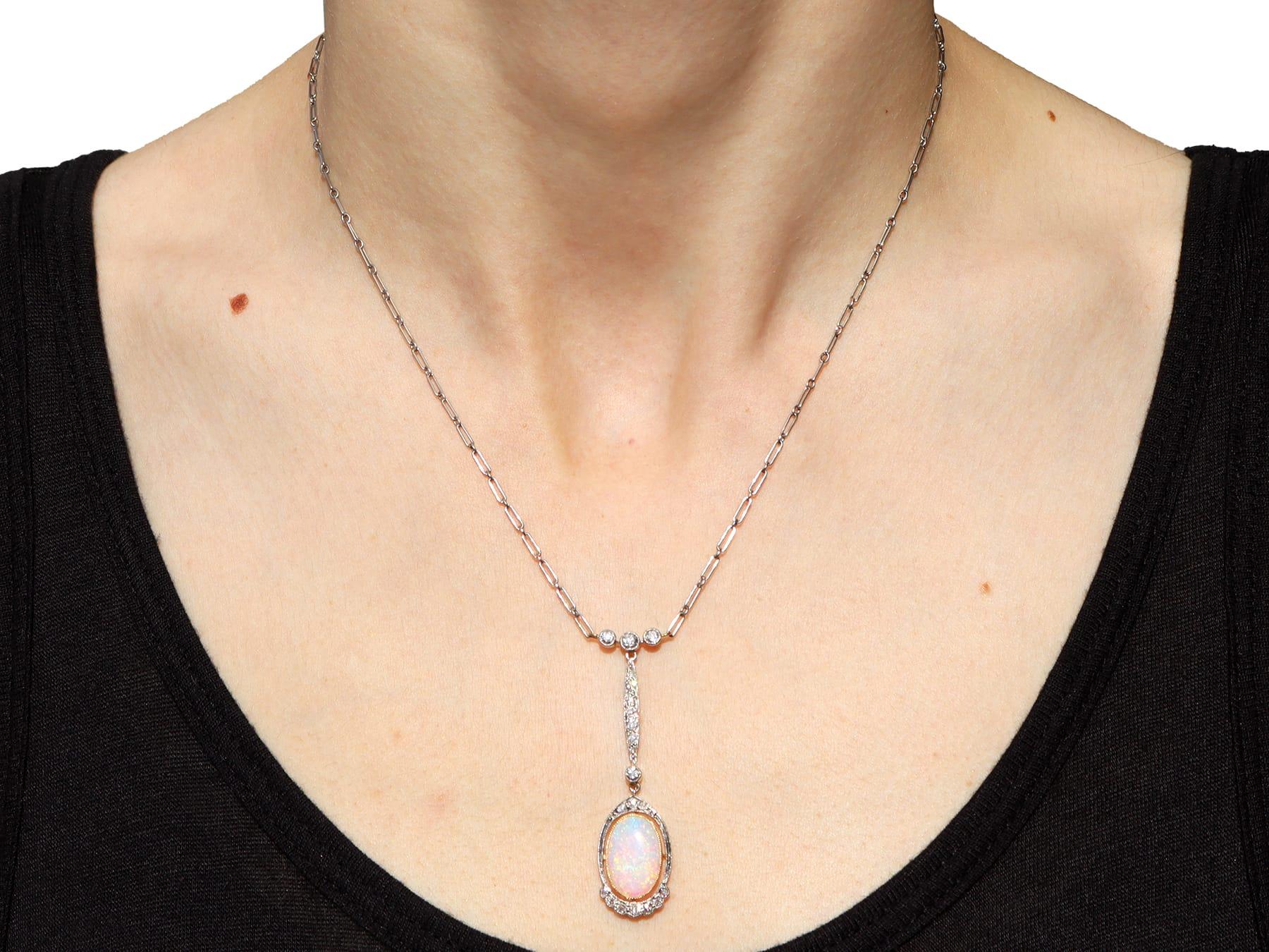 Pendentif en or jaune 18 carats, opale de 2,35 carats et diamants de 0,60 carat, c. 1920 en vente 3