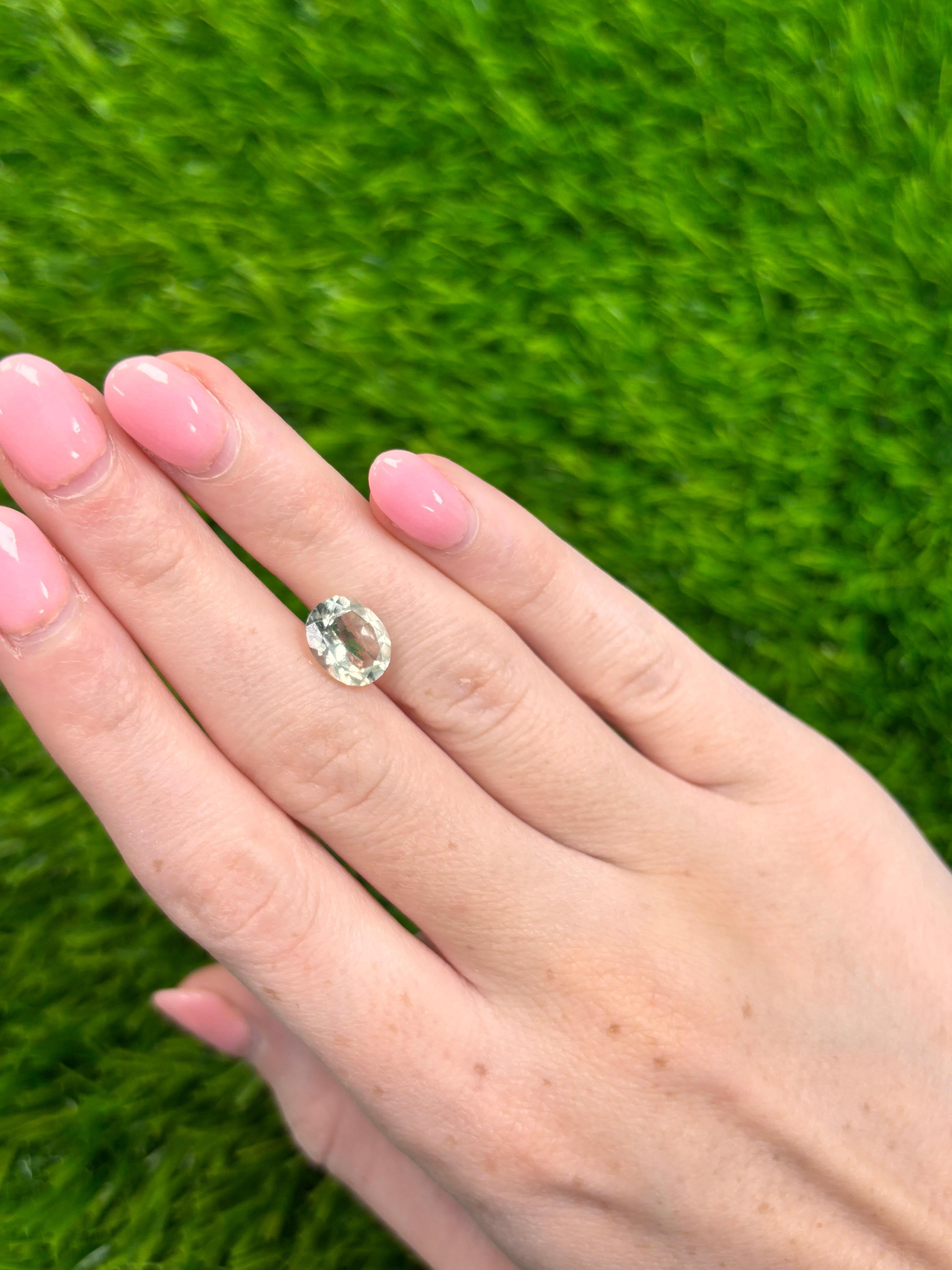 Dieser atemberaubende 2,35-karätige natürliche grüne Amethyst  hat einen wunderschön facettierten ovalen Schliff (10 x 8 mm), der seinen weichen, durchscheinenden grünen Farbton hervorhebt. Mit seiner raffinierten Klarheit und seinem eleganten