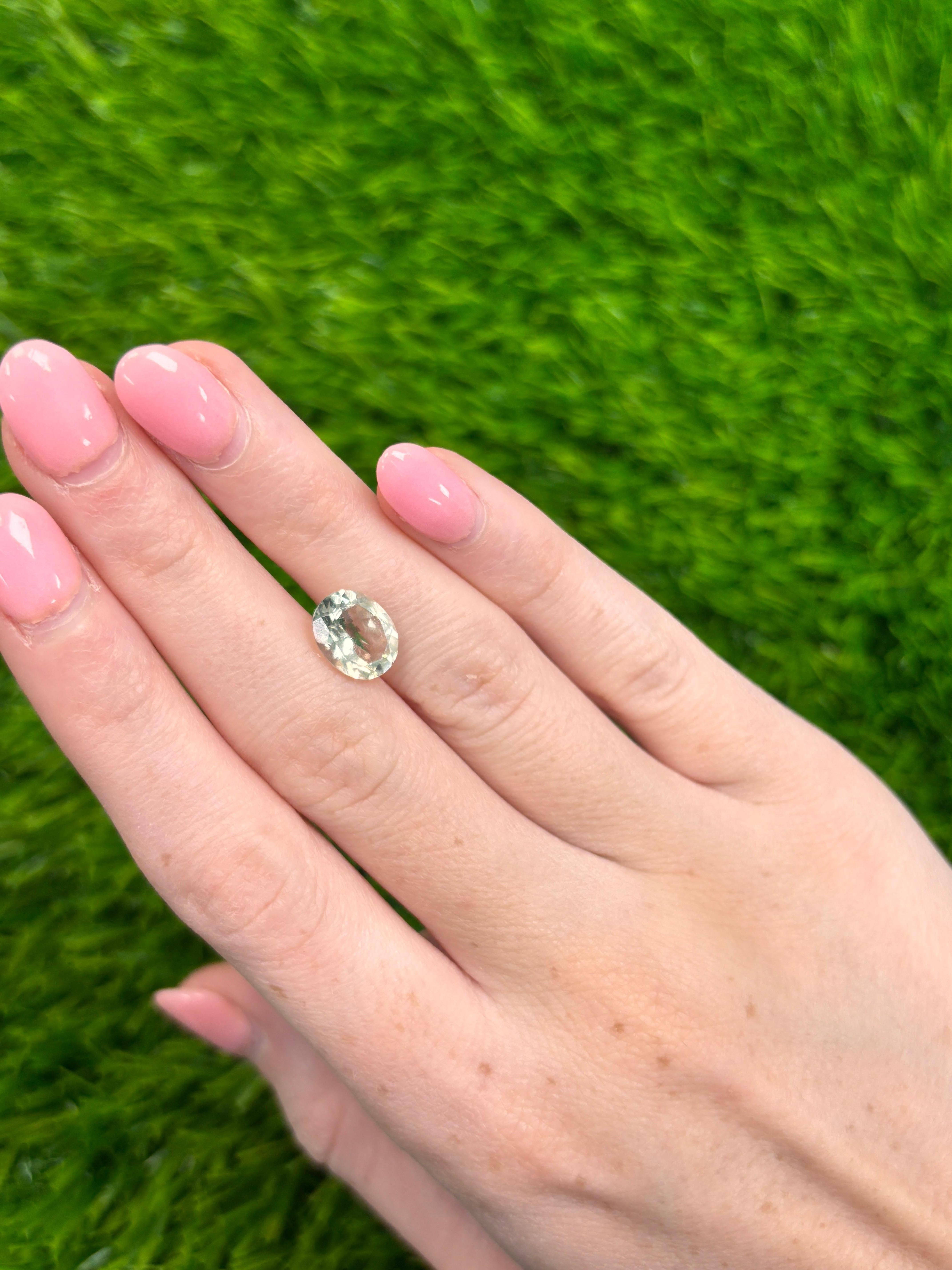 2,35 Karat Oval-Schliff Natürlicher Weichgrüner Amethyst Lose Edelstein (Zeitgenössisch) im Angebot