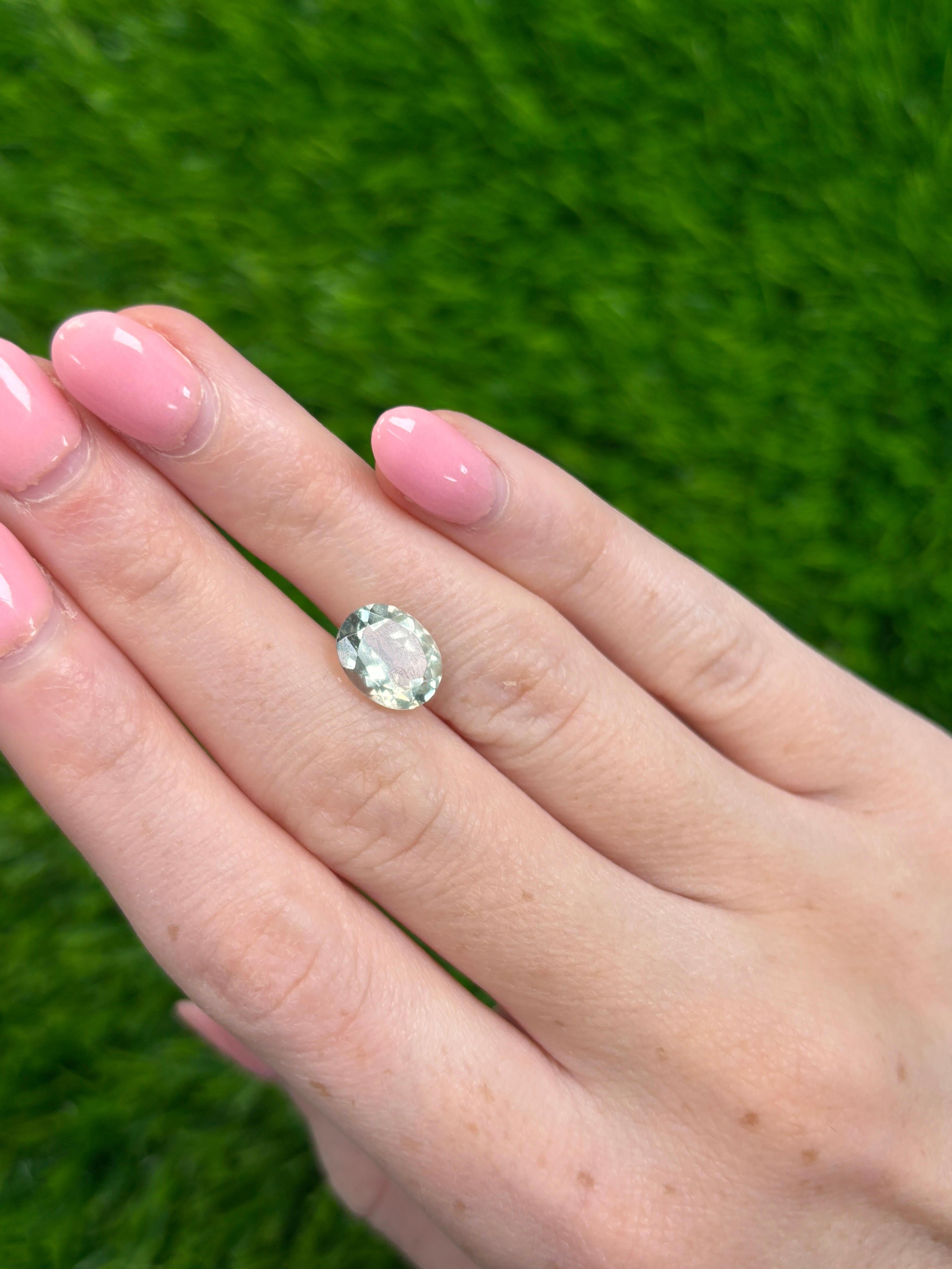 2,35 Karat Oval-Schliff Natürlicher Weichgrüner Amethyst Lose Edelstein (Ovalschliff) im Angebot