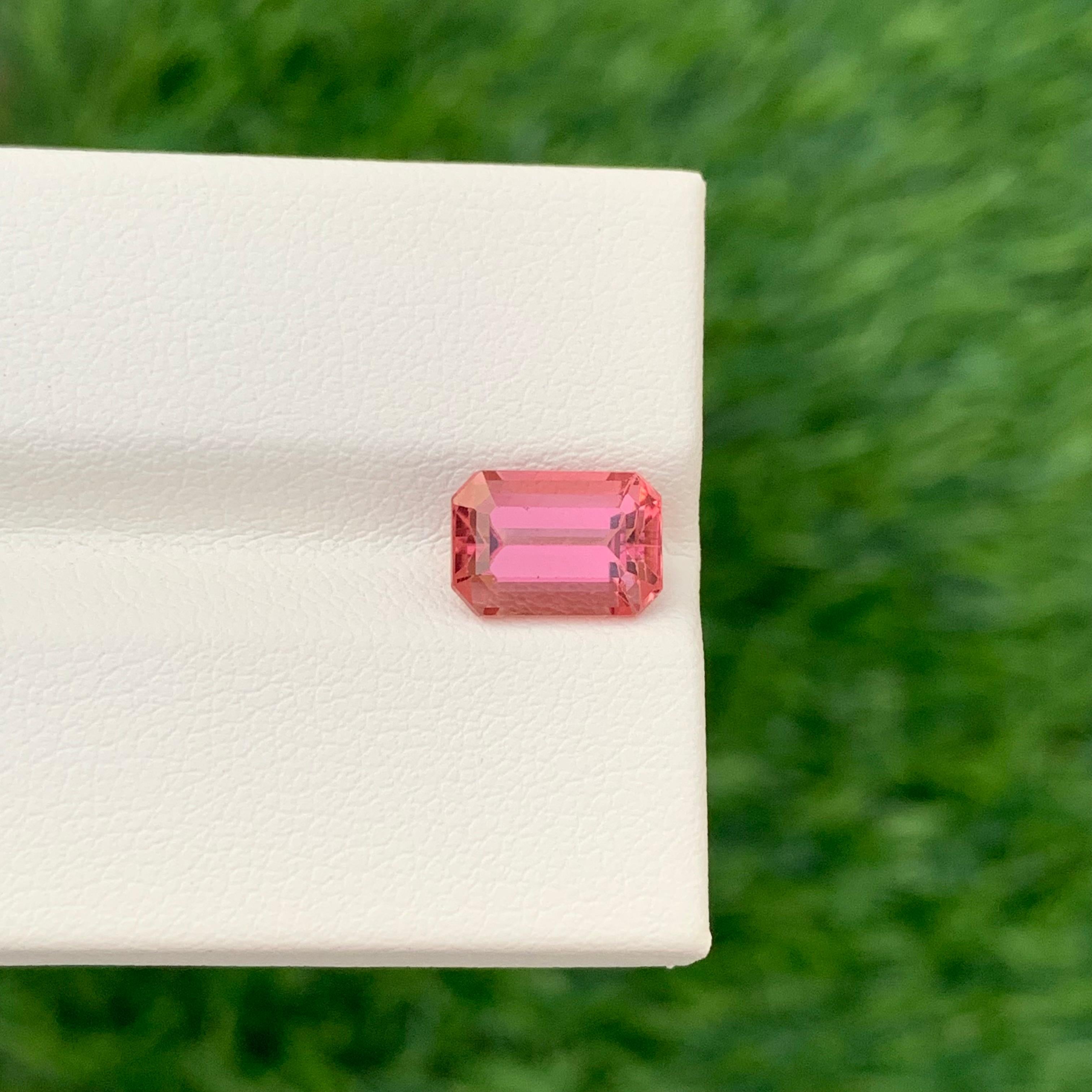 Arts and Crafts 2.35 Carat Pretty Loose Pink Tourmaline Emerald Shape Gemstone (pierre précieuse en forme d'émeraude) en vente