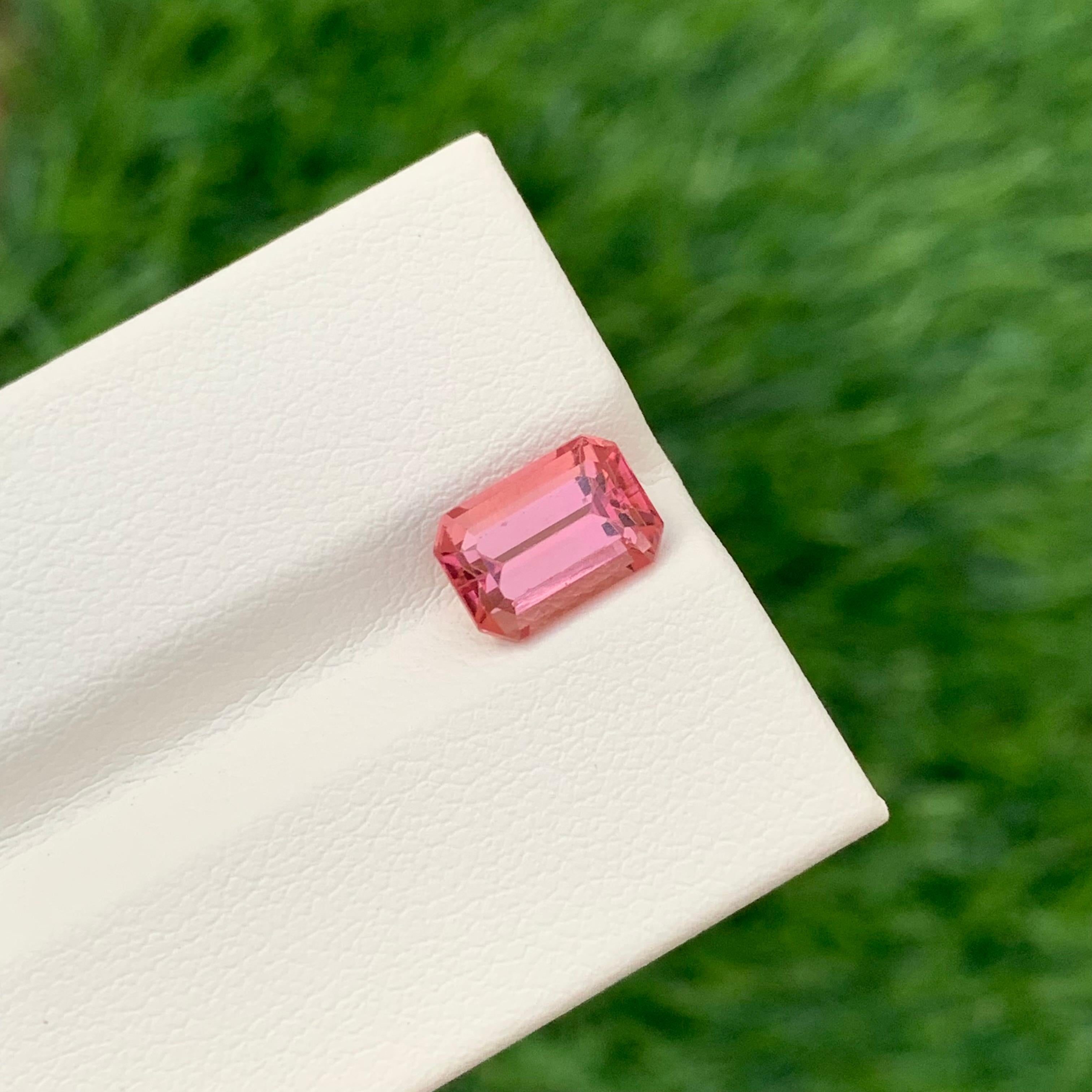 Taille émeraude 2.35 Carat Pretty Loose Pink Tourmaline Emerald Shape Gemstone (pierre précieuse en forme d'émeraude) en vente