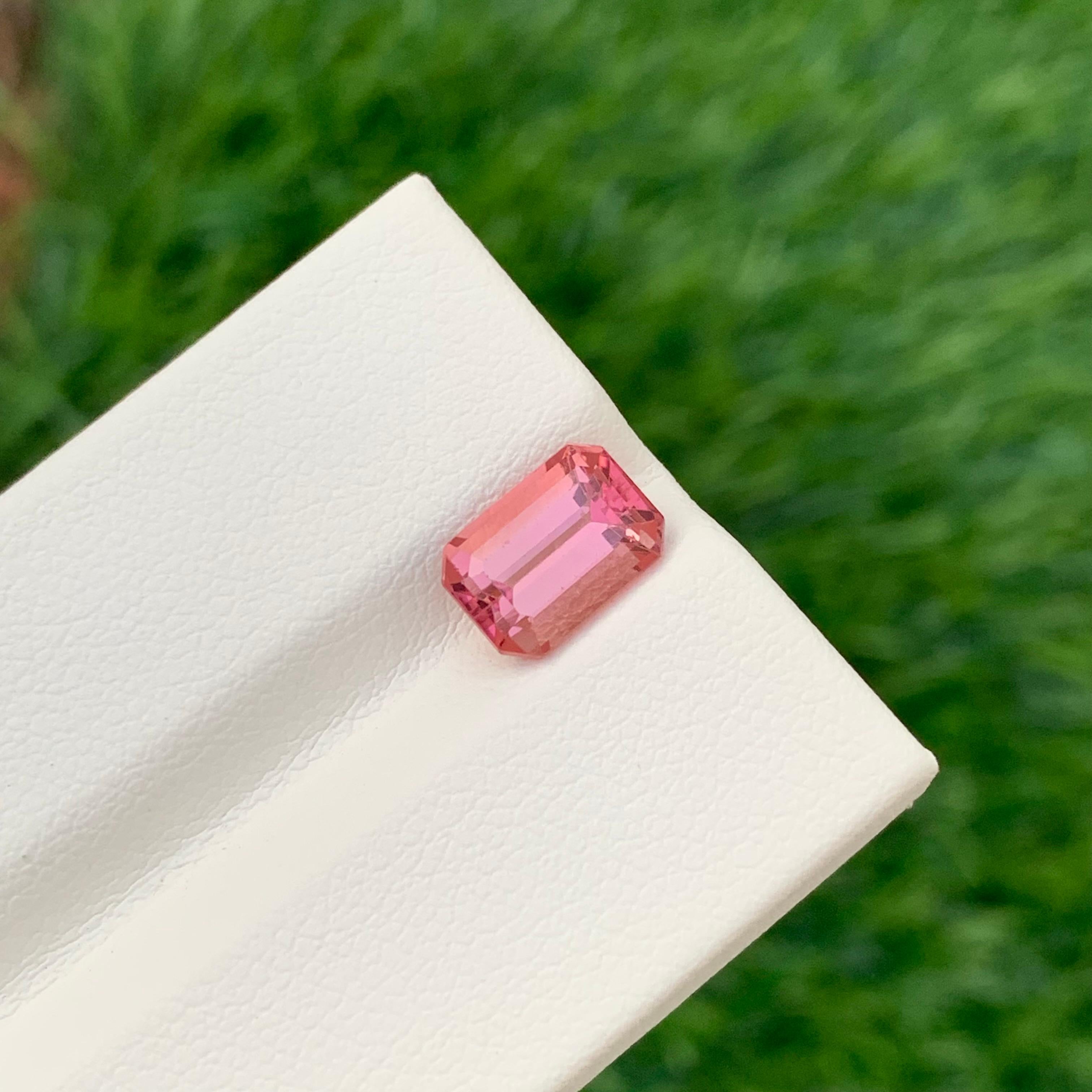 2.35 Carat Pretty Loose Pink Tourmaline Emerald Shape Gemstone (pierre précieuse en forme d'émeraude) Unisexe en vente