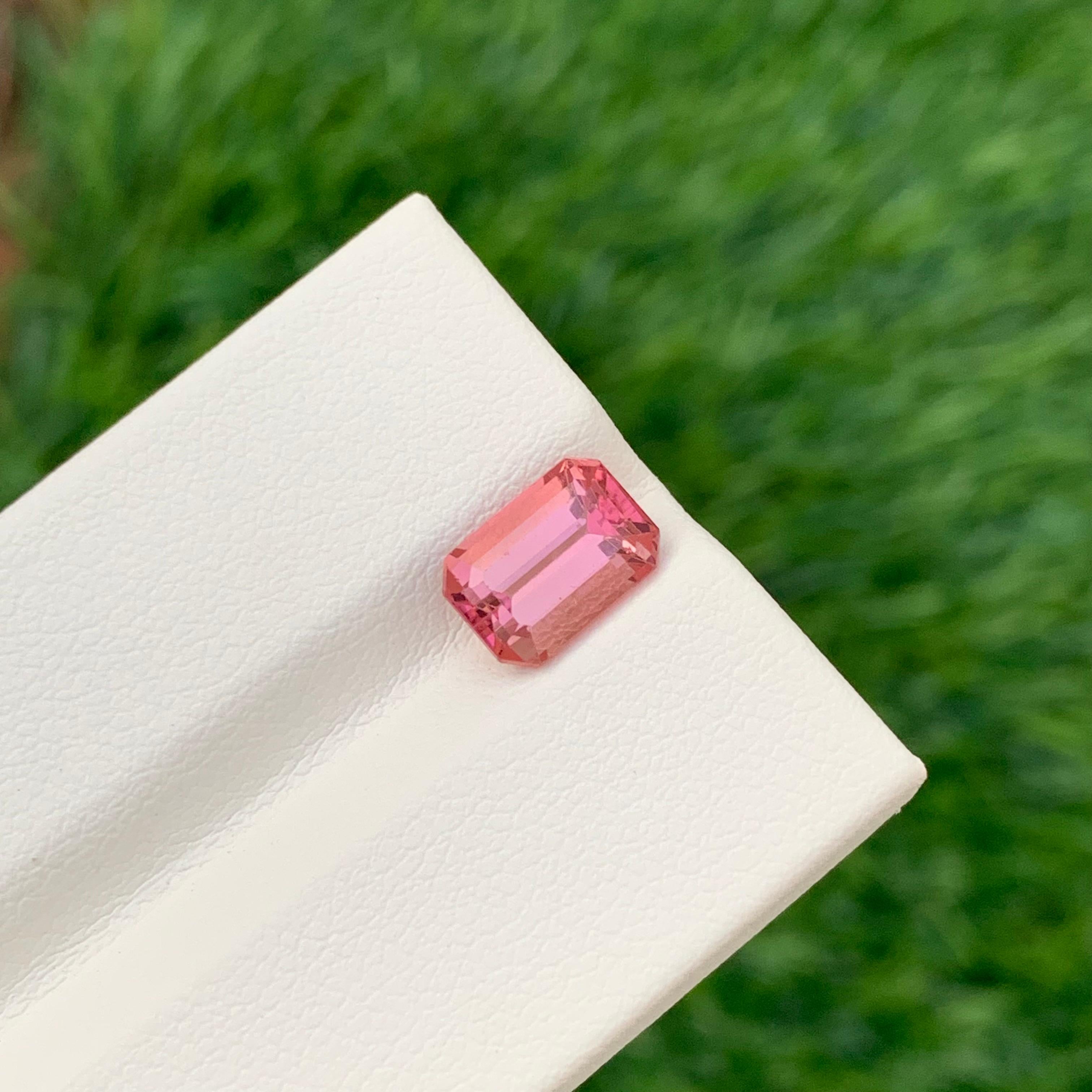 2.35 Carat Pretty Loose Pink Tourmaline Emerald Shape Gemstone (pierre précieuse en forme d'émeraude) en vente 1