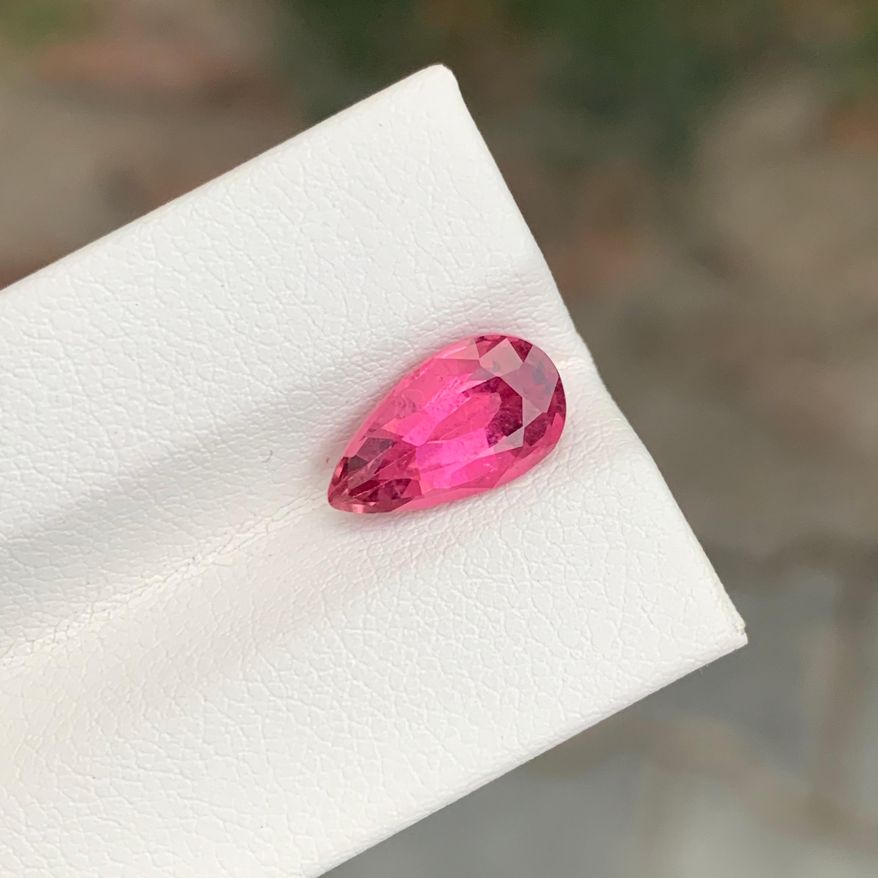 2.35 Carat Pretty Loose Rubellite Tourmaline Pear Shape Gemstone (pierre précieuse en forme de poire) en vente 5