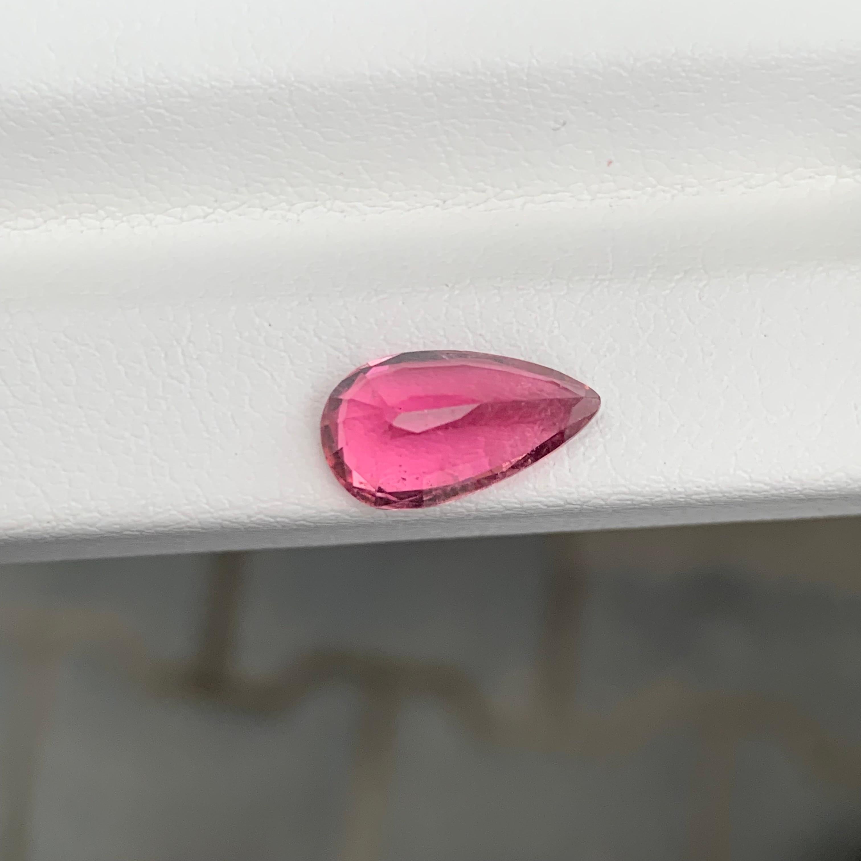 Tourmaline rubellite facettée

Poids : 2,35 carats
Dimension : 11,9 x 6,6 x 4,9 mm
Couleur : Rose
Certificat : Sur demande du client
Forme : Poire 


La tourmaline est une pierre précieuse captivante connue pour sa remarquable variété de couleurs,