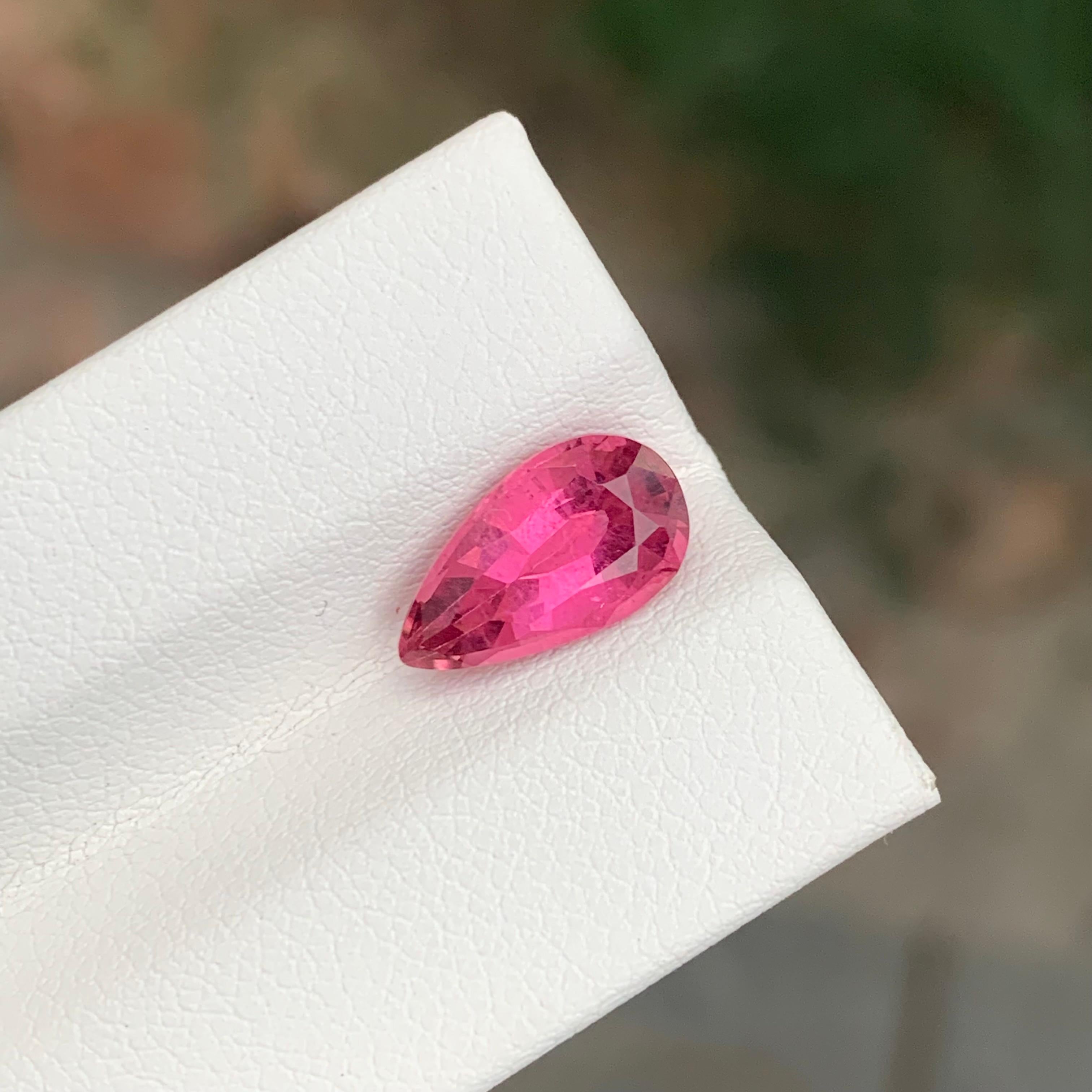 Arts and Crafts 2.35 Carat Pretty Loose Rubellite Tourmaline Pear Shape Gemstone (pierre précieuse en forme de poire) en vente