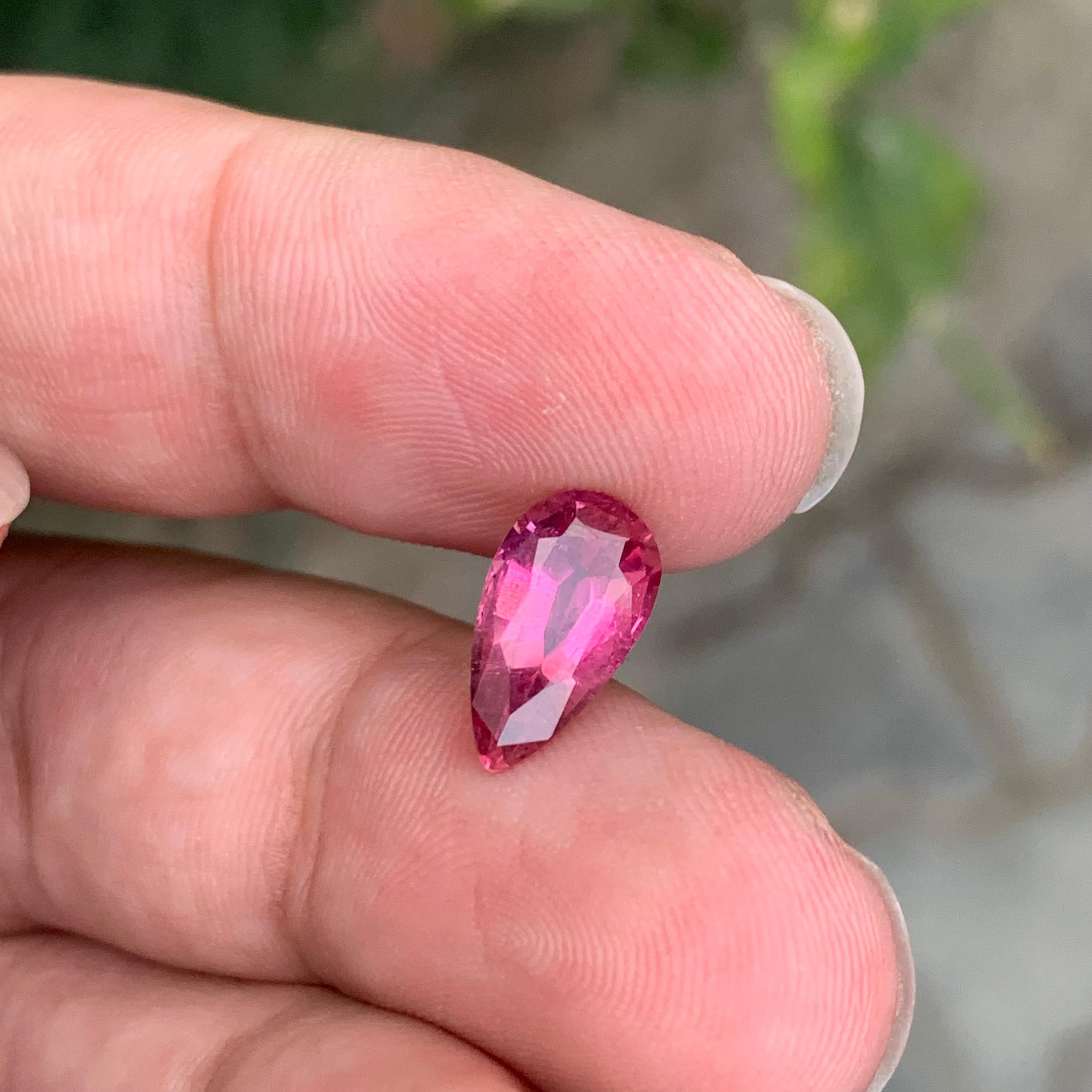 2.35 Carat Pretty Loose Rubellite Tourmaline Pear Shape Gemstone (pierre précieuse en forme de poire) Unisexe en vente