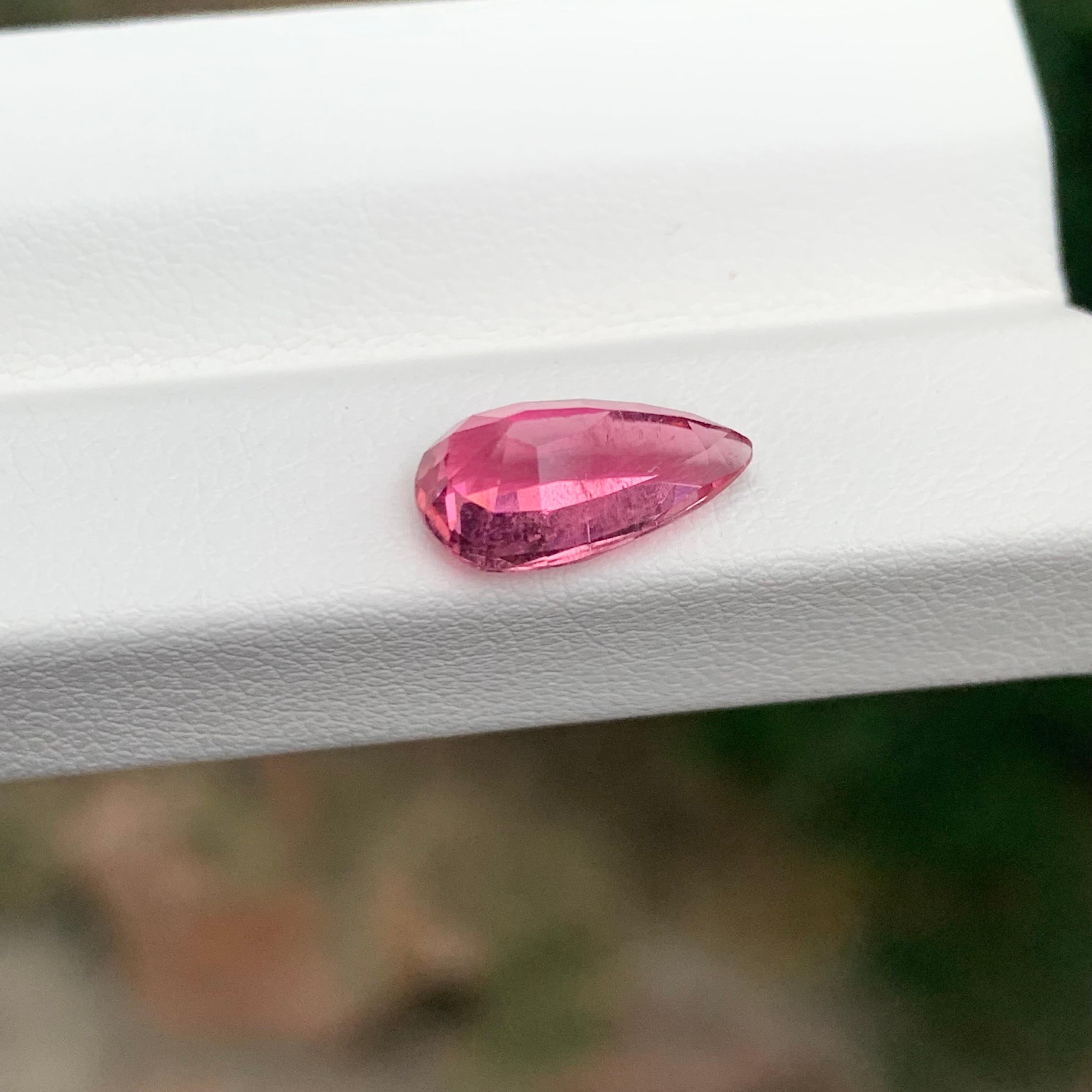 2.35 Carat Pretty Loose Rubellite Tourmaline Pear Shape Gemstone (pierre précieuse en forme de poire) en vente 1