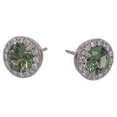 2,35 Karat runder grüner Saphir und Diamant Platin Halo Pushback Ohrringe