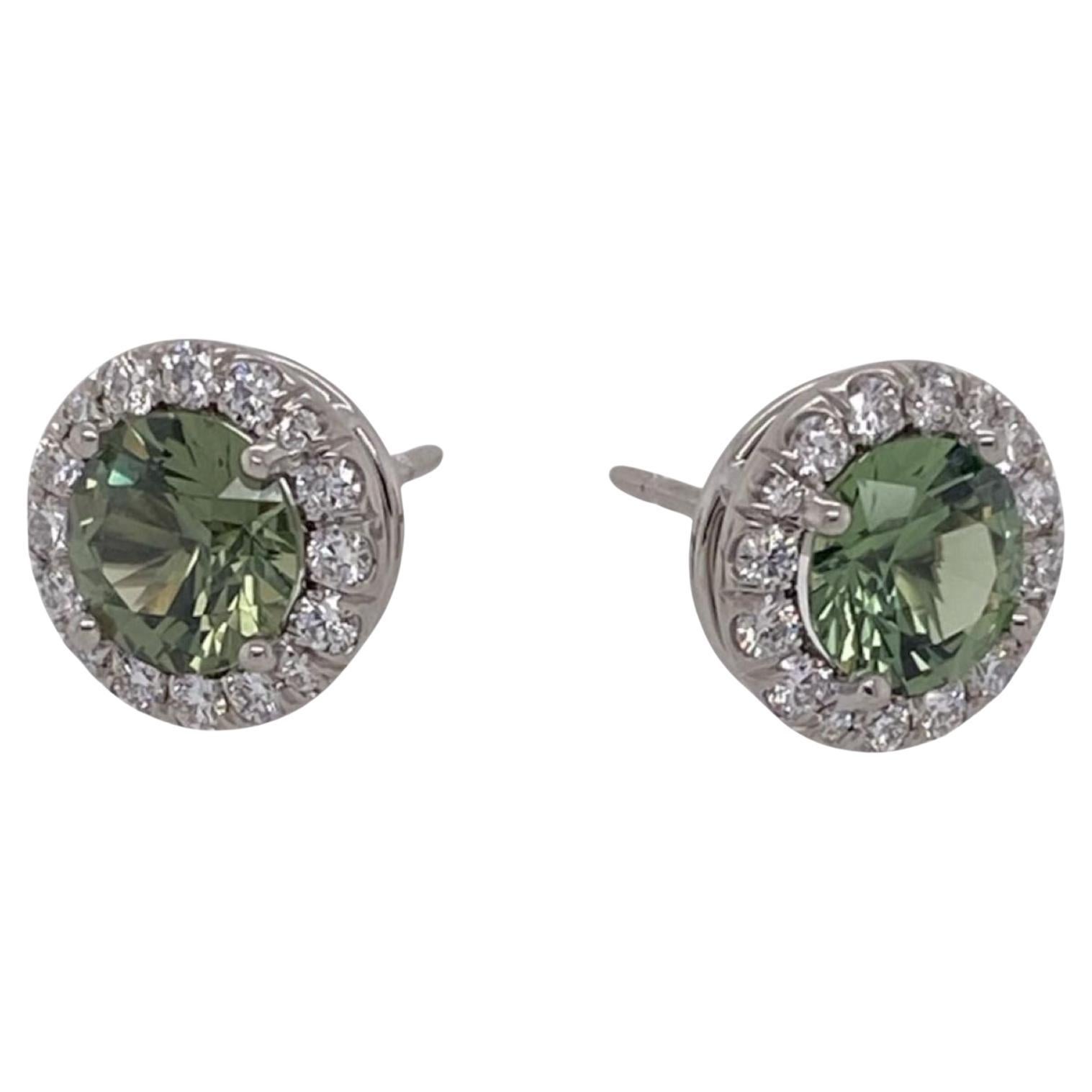 Boucles d
oreilles en platine avec saphir vert rond de 2,35 carats et halo de diamants en vente