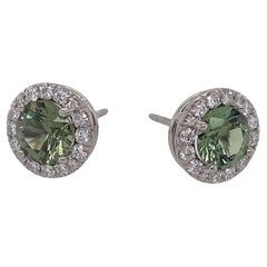Orecchini a lobo in platino con zaffiro verde rotondo e diamanti da 2,35 carati