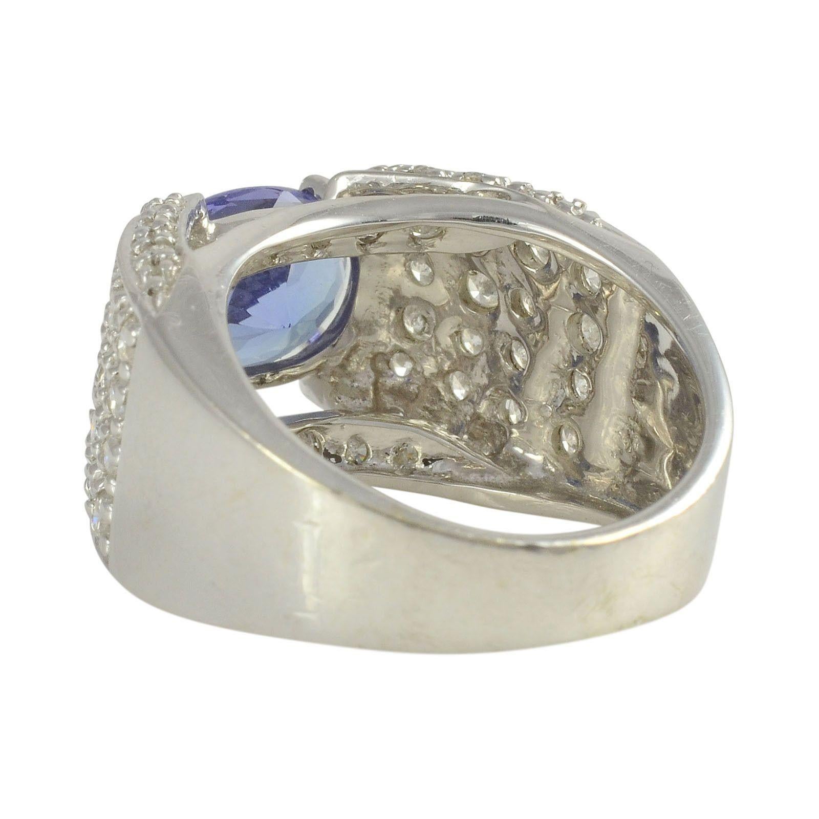 2,35 Karat Tansanit Ring mit Diamanten (Ovalschliff) im Angebot