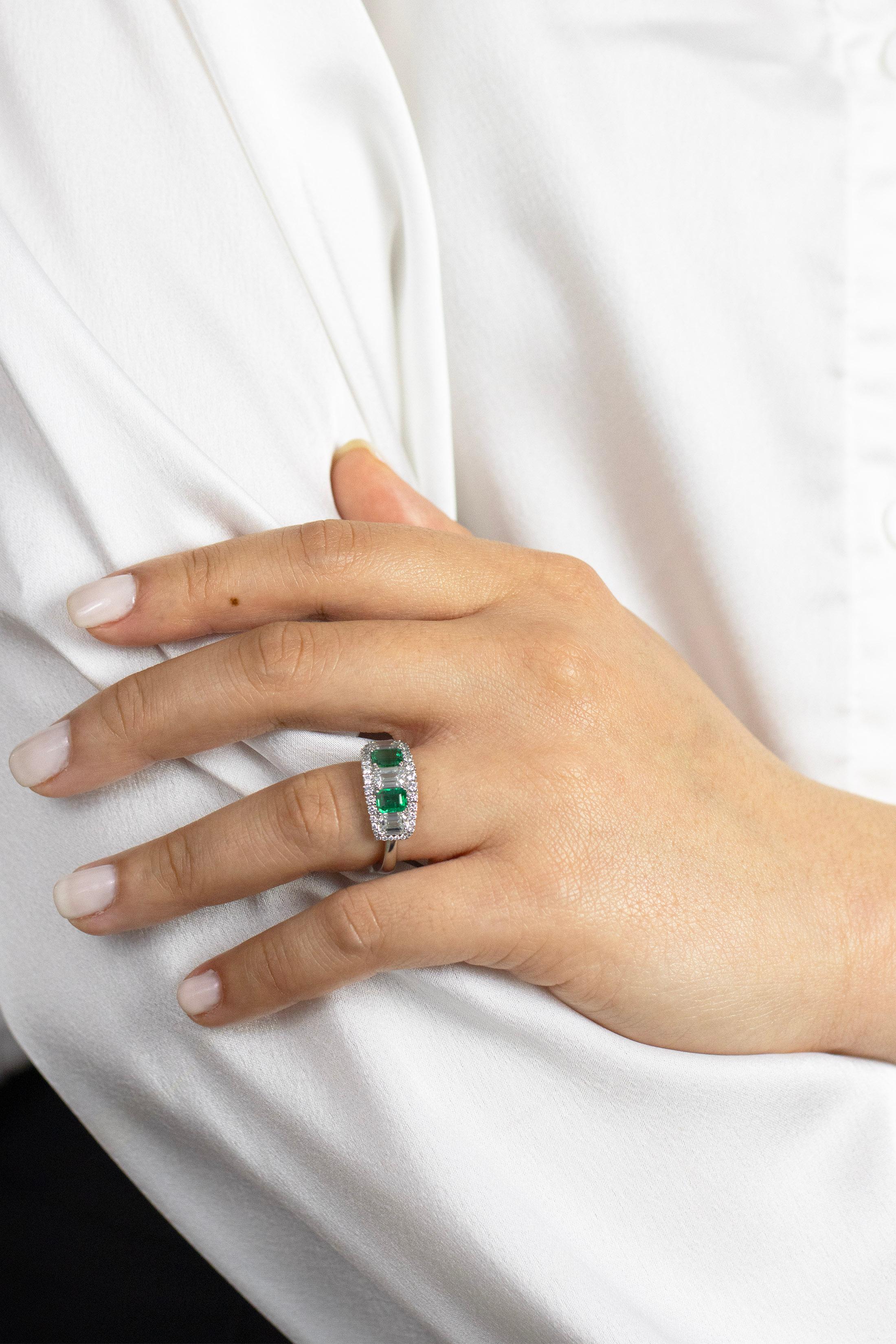 Bague à la mode à cinq pierres avec émeraude verte taille émeraude de 2,35 carats au total et diamants Neuf - En vente à New York, NY