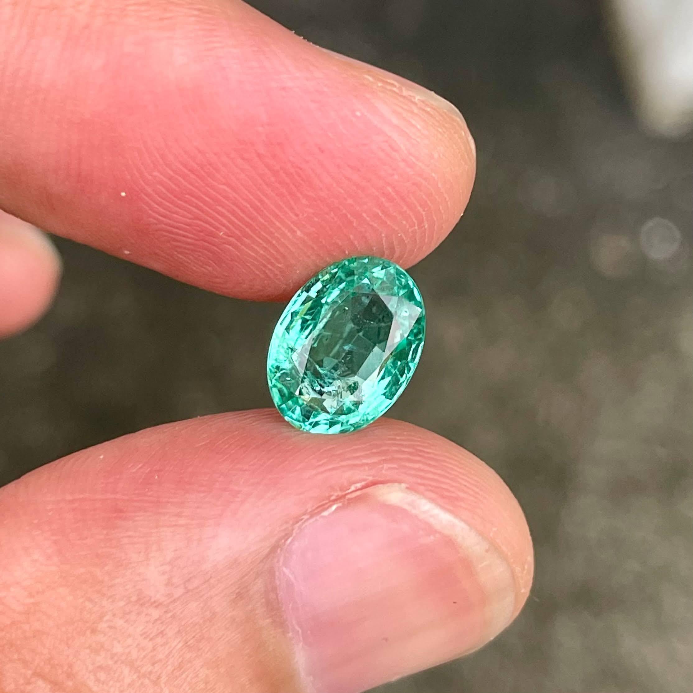 2,35 Karat Smaragd Stein Oval Facettenschliff Natürlicher Edelstein aus Sambia (Ovalschliff) im Angebot