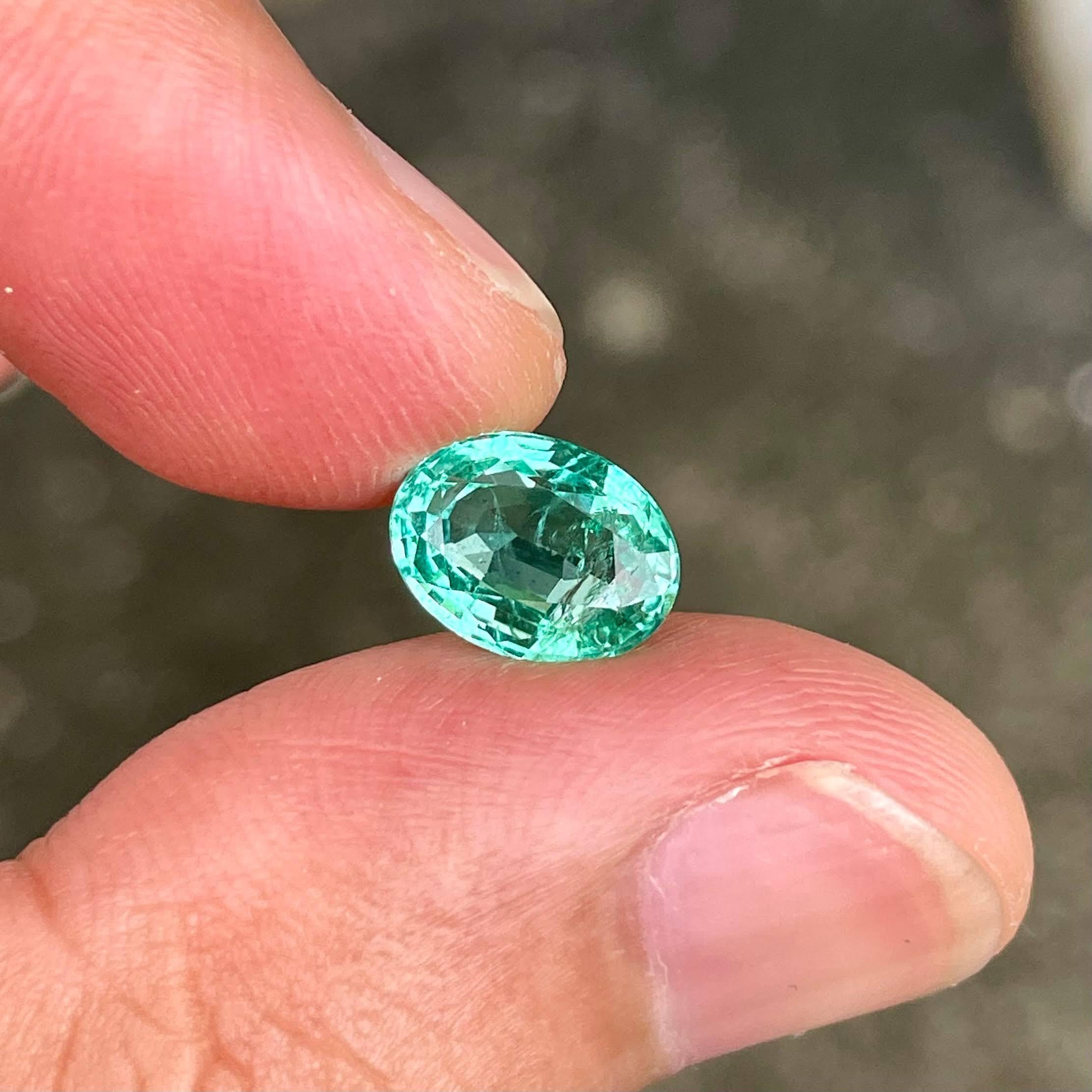 2,35 Karat Smaragd Stein Oval Facettenschliff Natürlicher Edelstein aus Sambia im Zustand „Neu“ im Angebot in Bangkok, TH