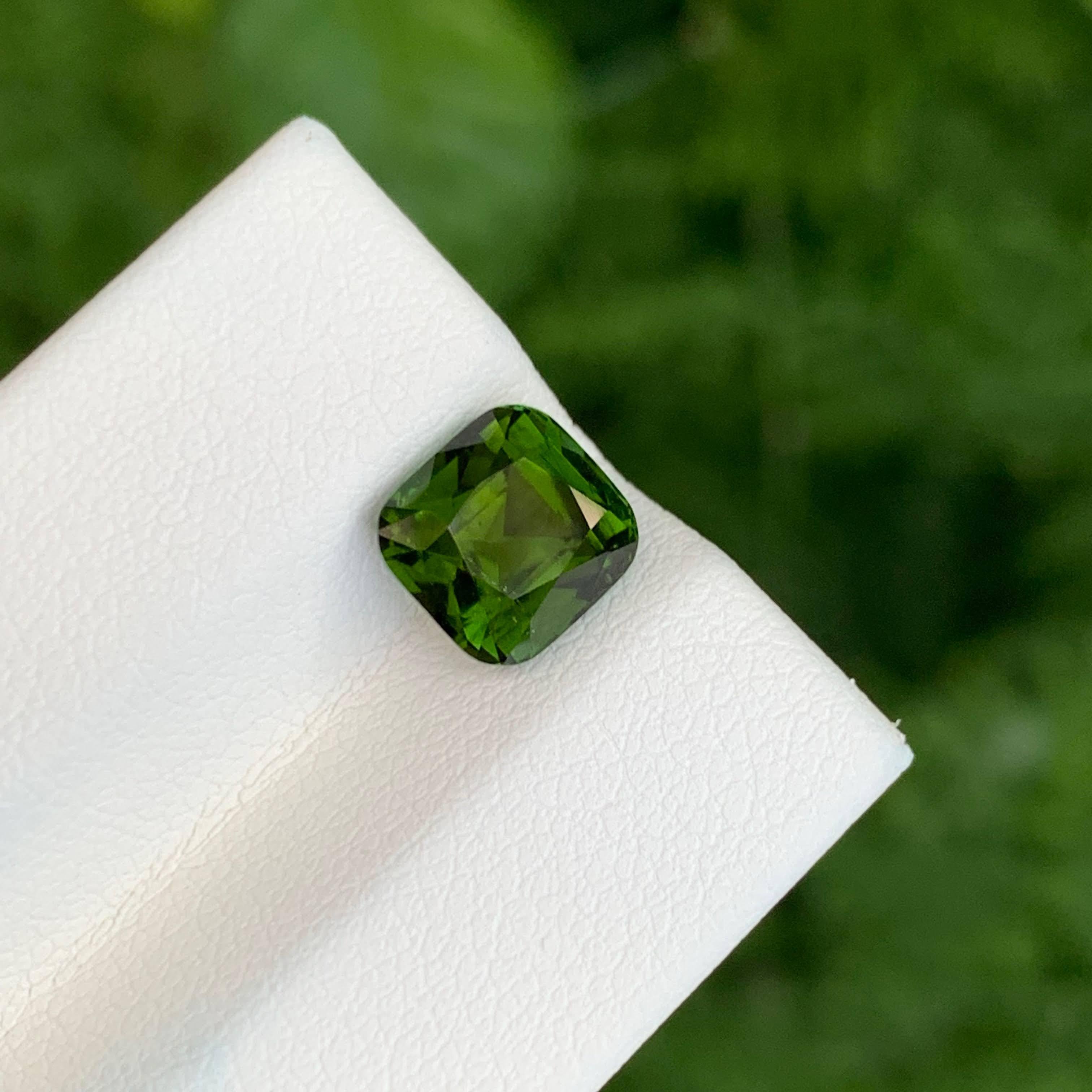 Moderno 2,35 carati di tormalina verde taglio cuscino Gemma afgana naturale in vendita