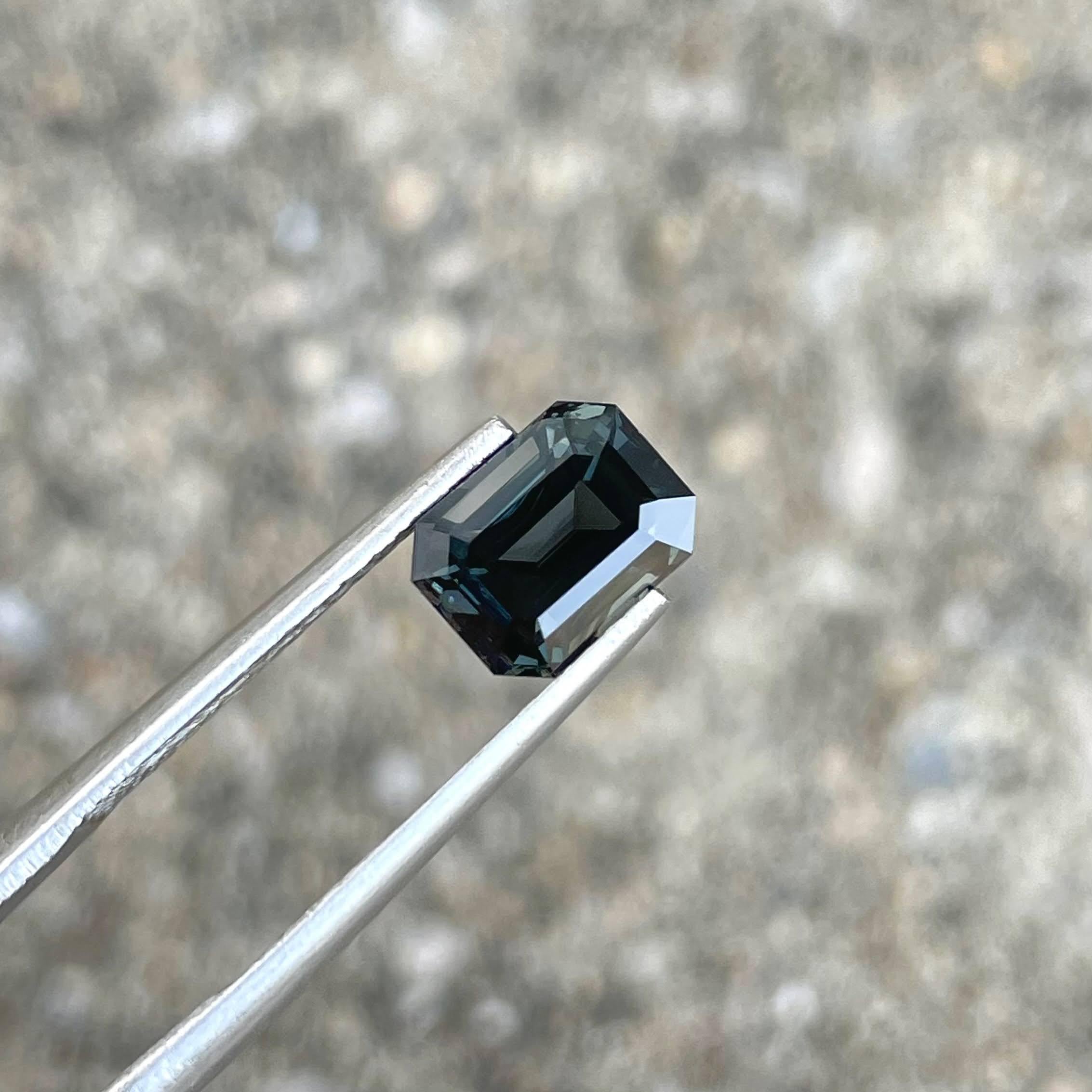 2.35 carats Metallic Gray Burmese Spinel Stone Emerald Cut Natural Gemstone In New Condition For Sale In Bangkok, TH