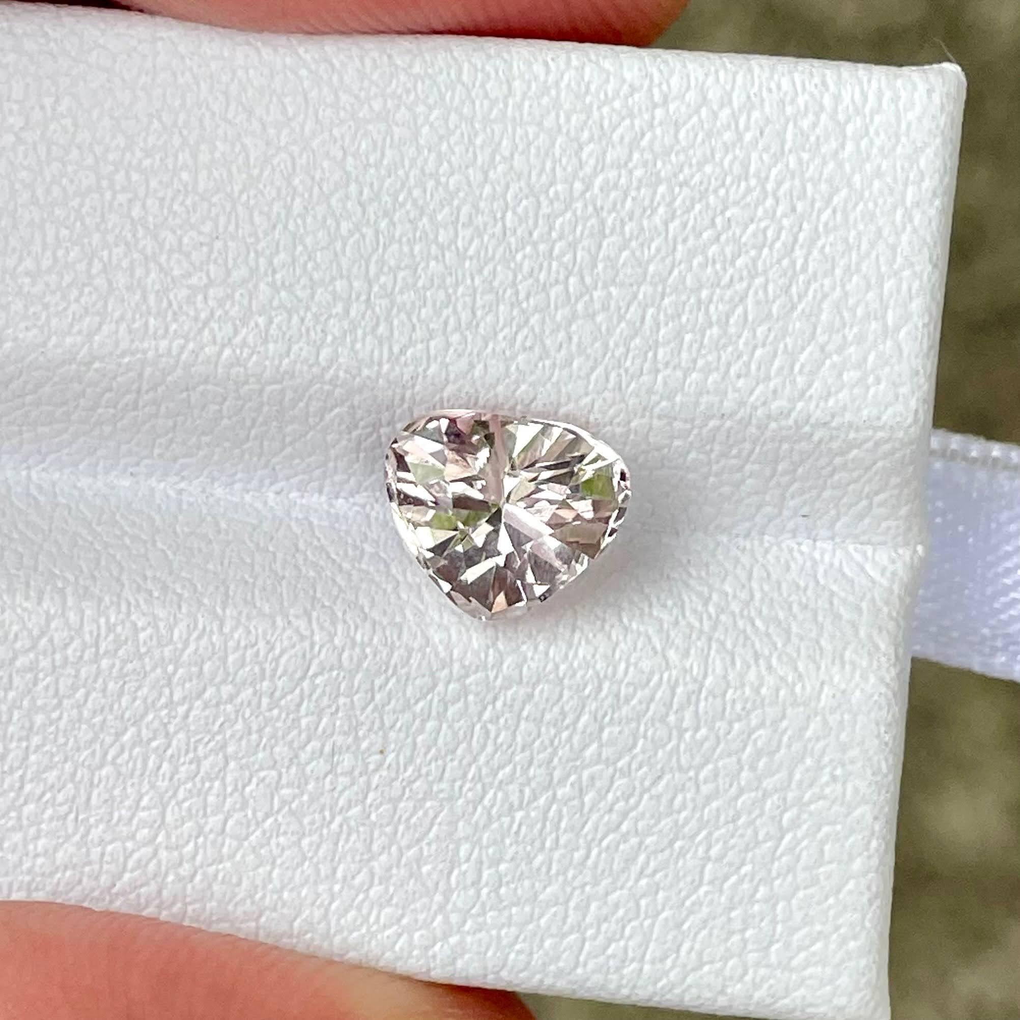 2.35 carats Peach Loose Topaz Stone Trillion Cut Natural Pakistani Gemstone In New Condition For Sale In Bangkok, TH