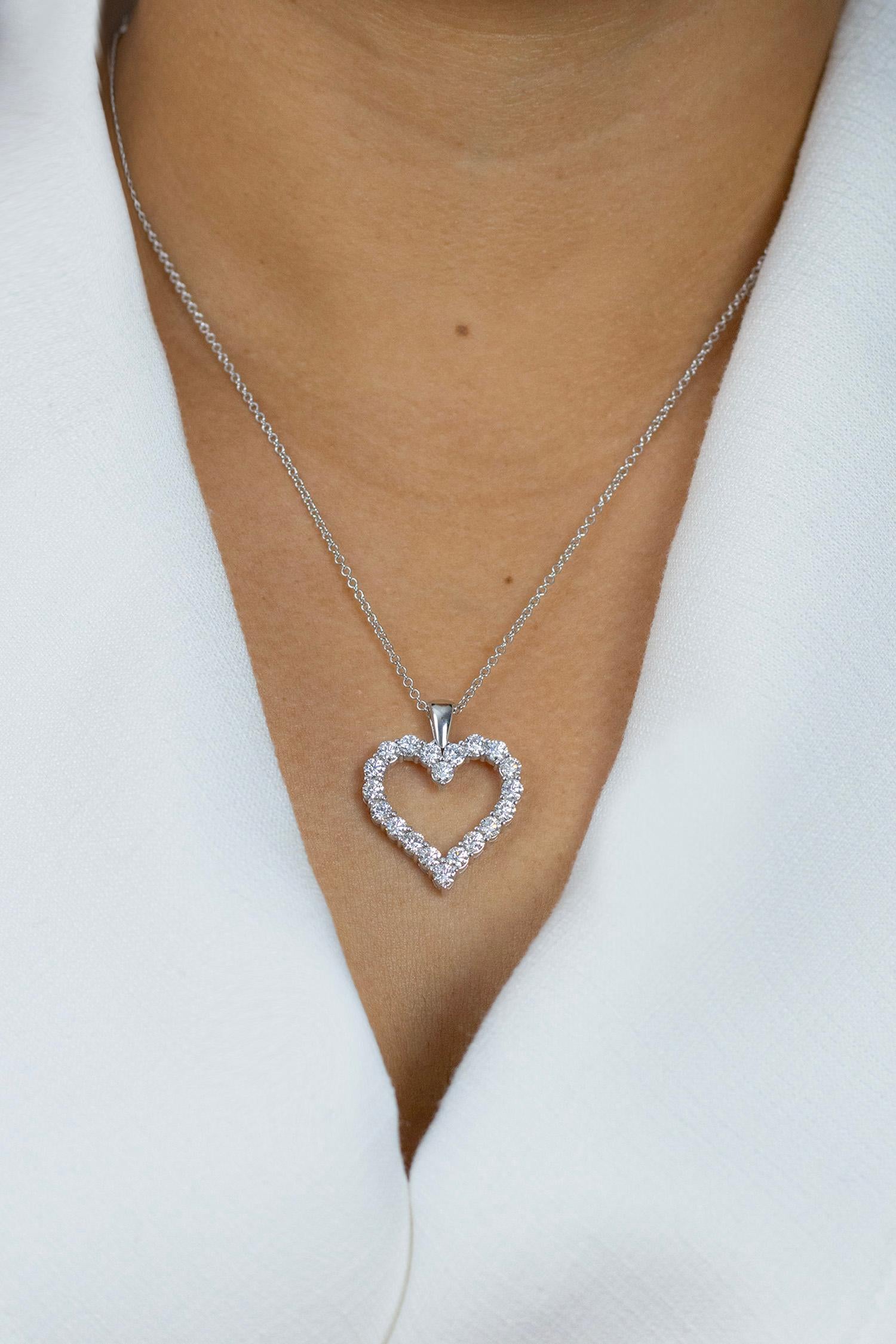 Collier pendentif cœur ajouré avec diamants ronds brillants de 2,35 carats au total Neuf - En vente à New York, NY