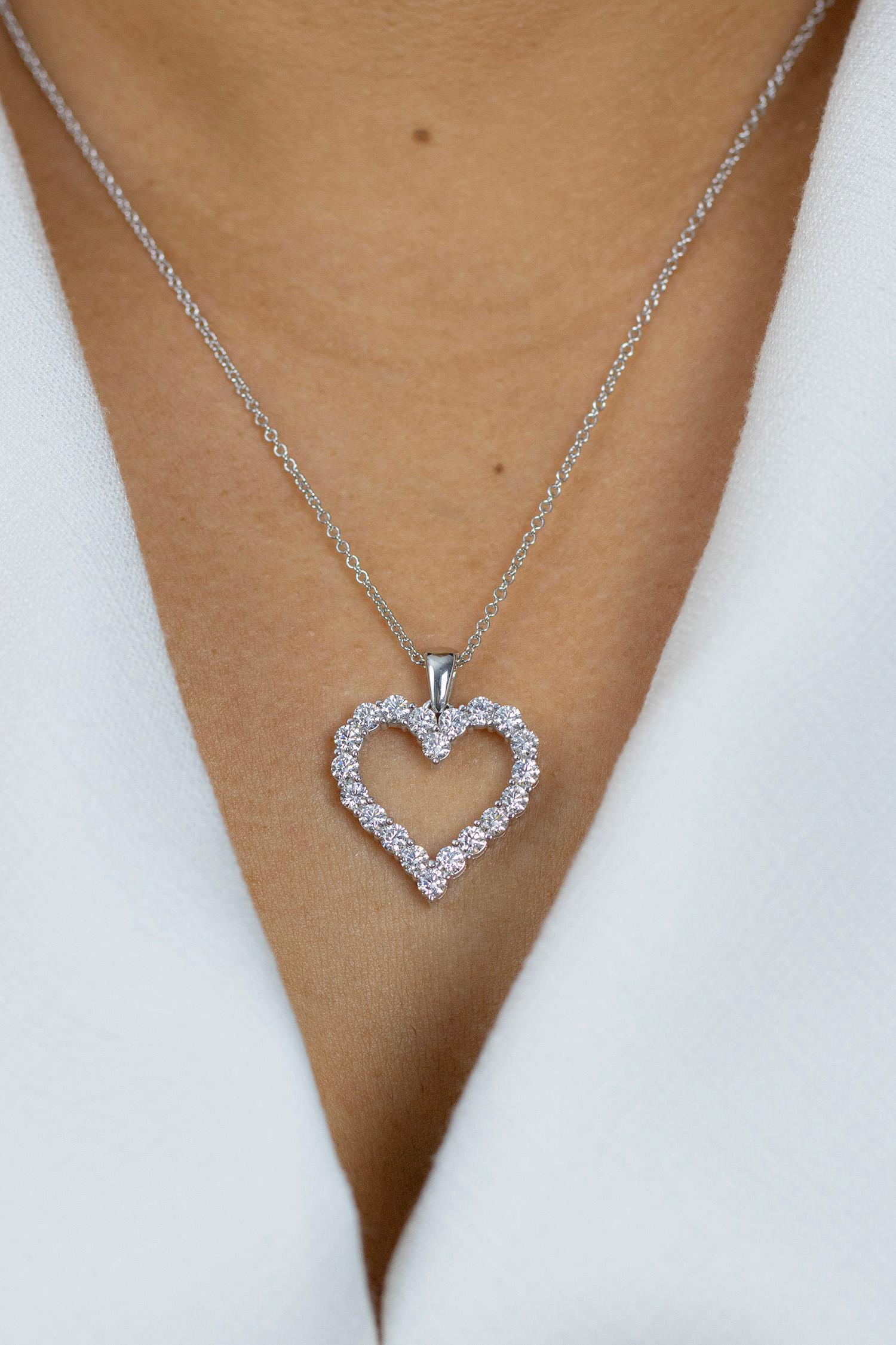 Collier pendentif cœur ajouré avec diamants ronds brillants de 2,35 carats au total Pour femmes en vente